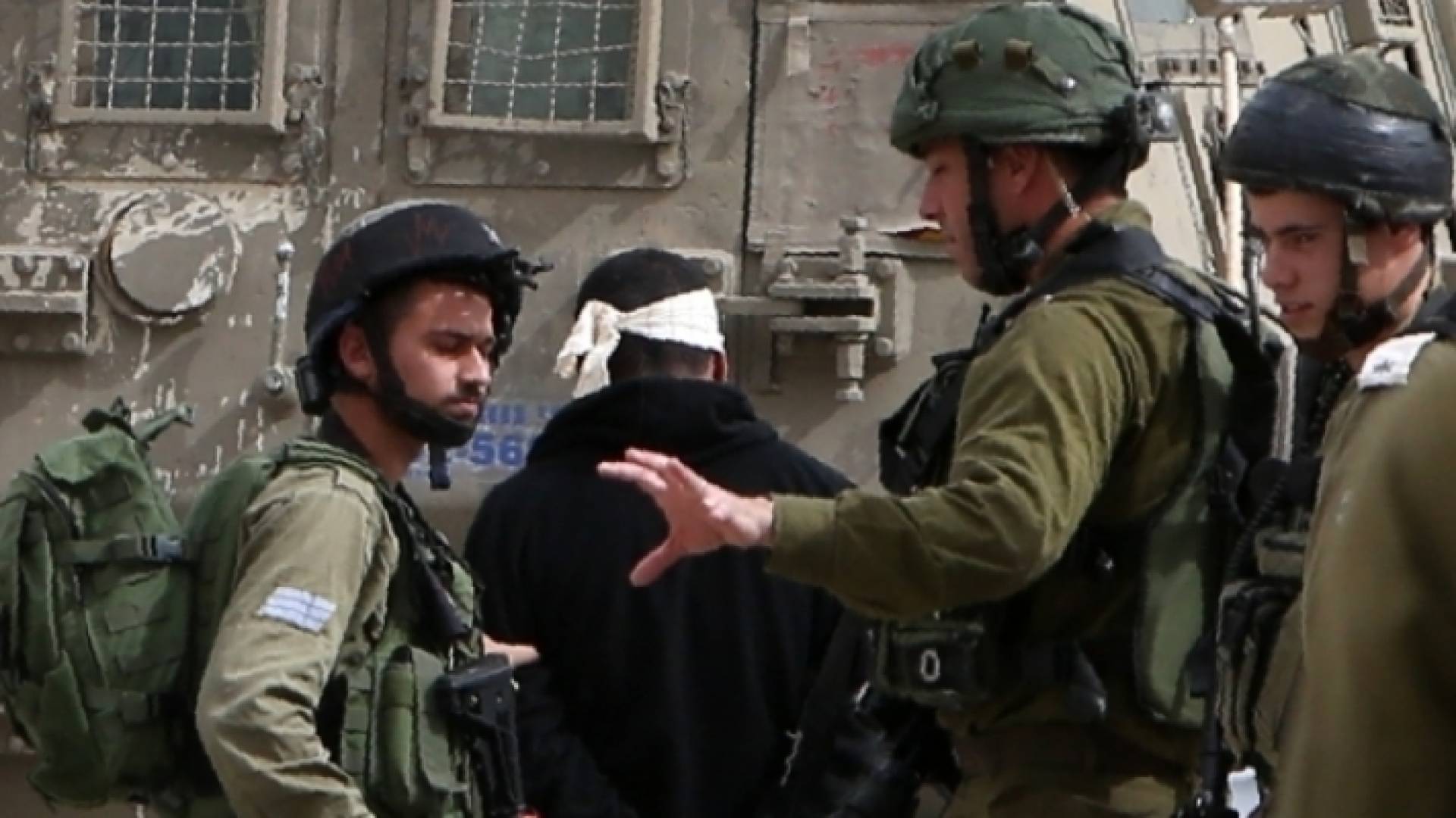 الاحتلال يعتقل فلسطينيا - أرشيفية