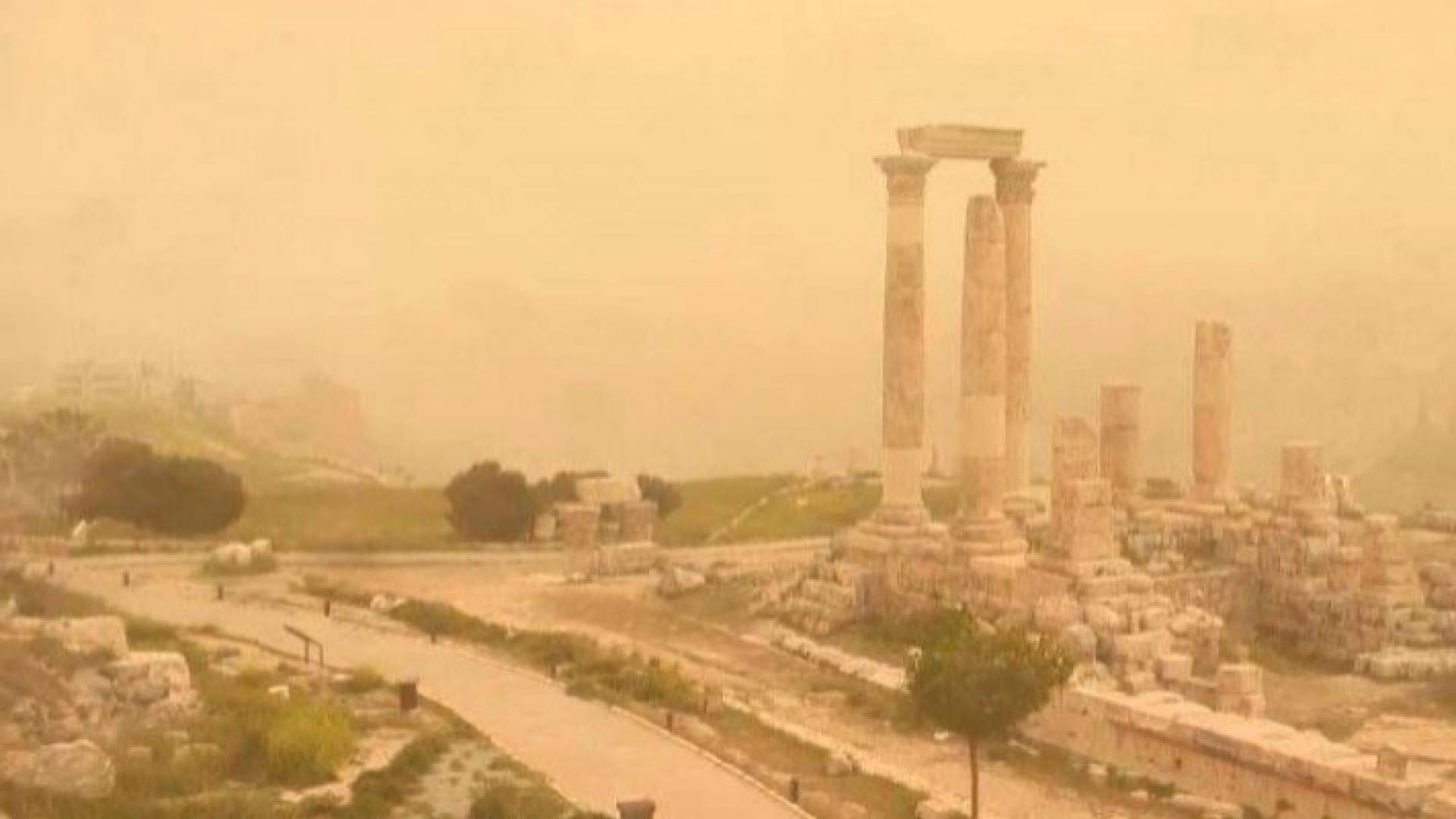 أجواء خماسينية حارة ومغبرة الأحد والاثنين وانعدام الرؤية بالبادية