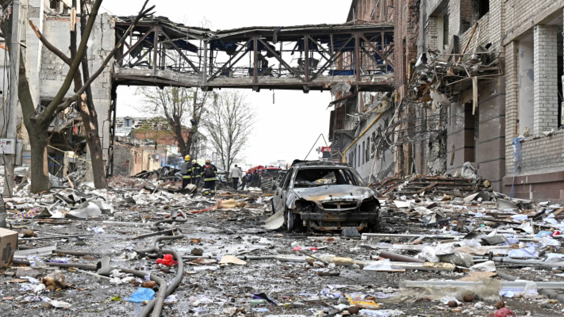 حطام مباني تدمرت بعد القصف في منطقة خاركيف الأوكرانية