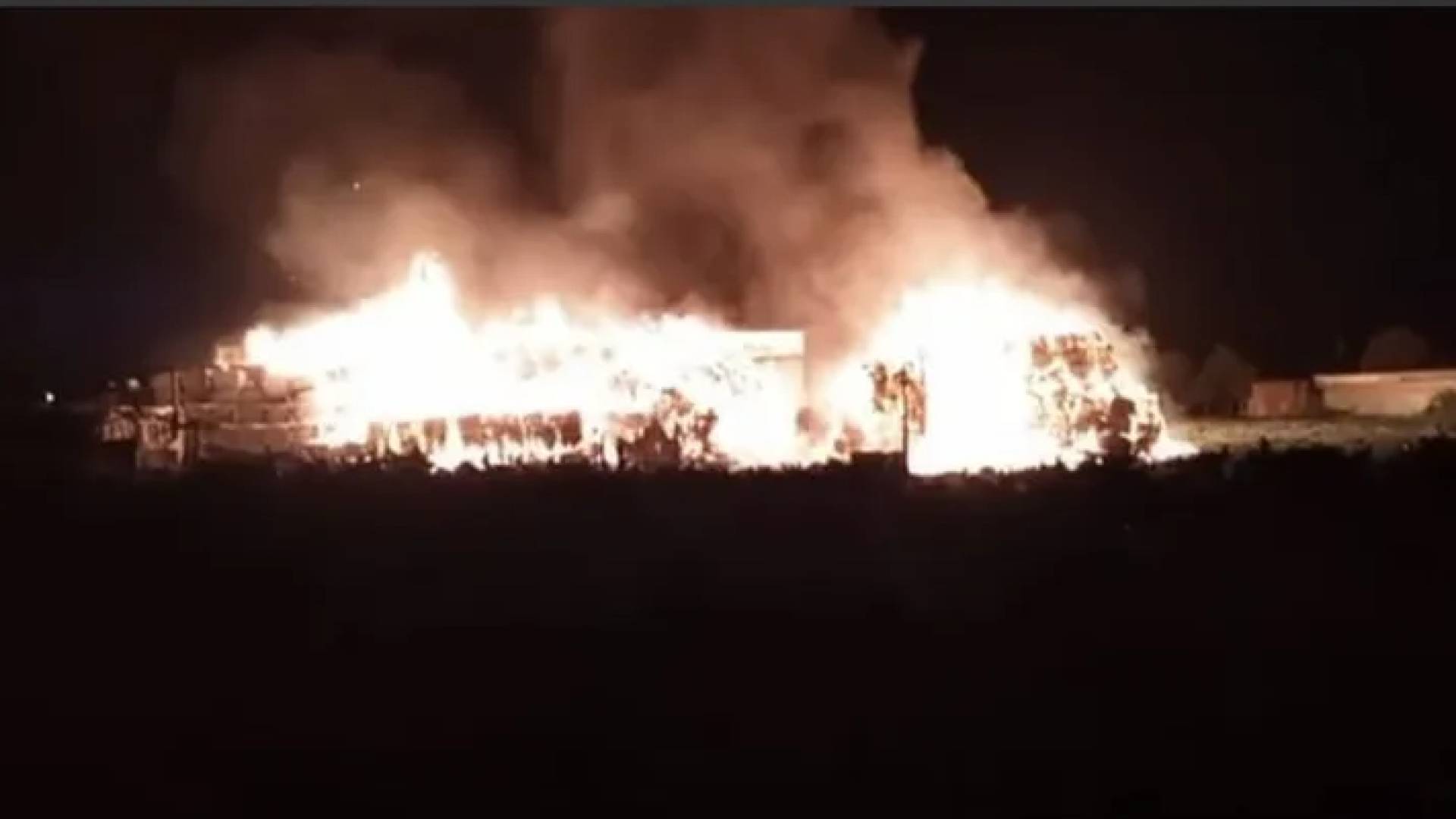 اندلع الحريق بمصنع للسجائر