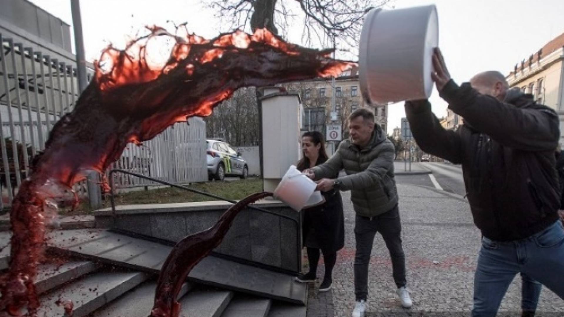 صورة لمحتجين في براغ على الحرب الروسية الأوكرانية