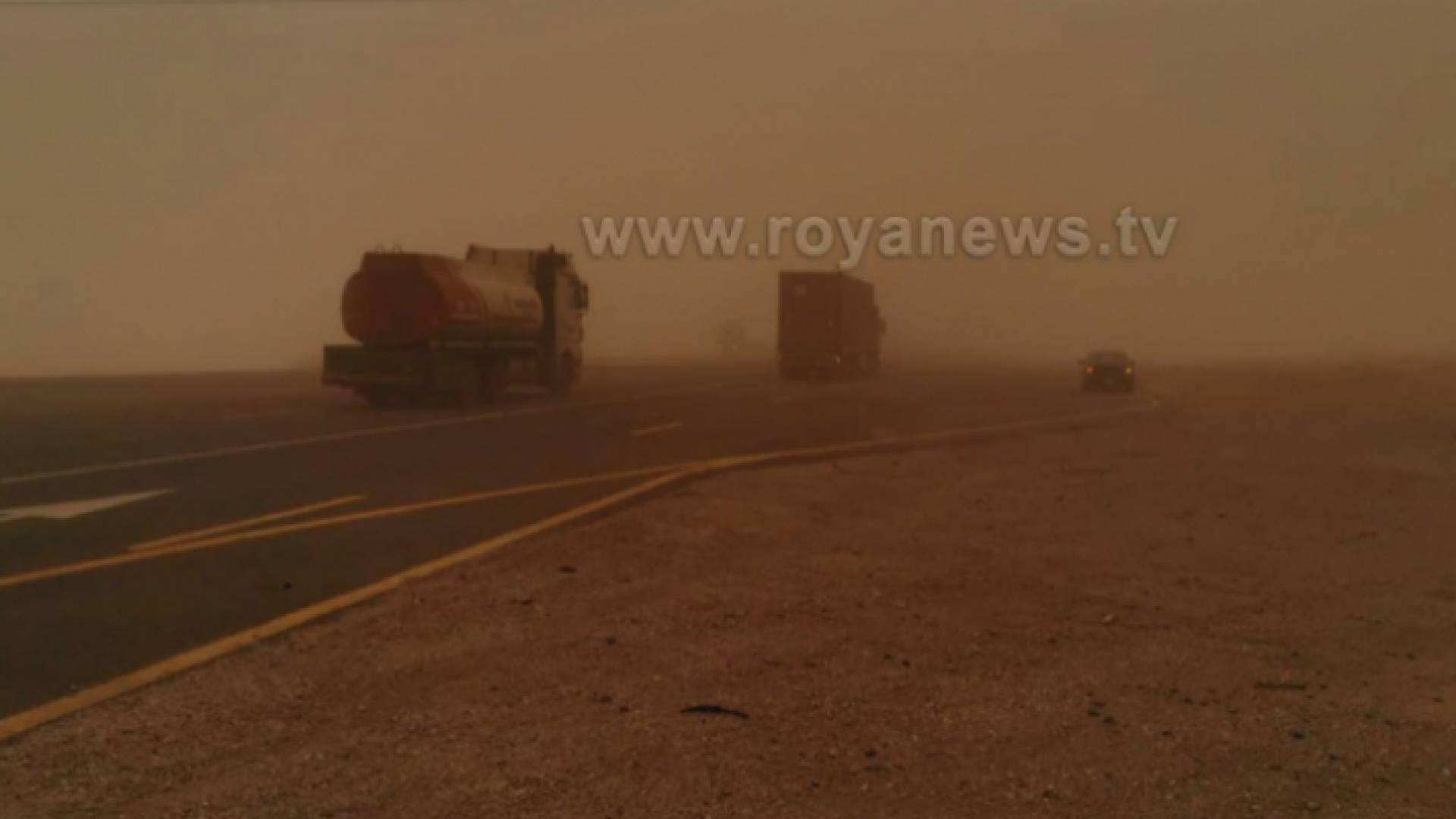 غبار على الطريق الصحراوي