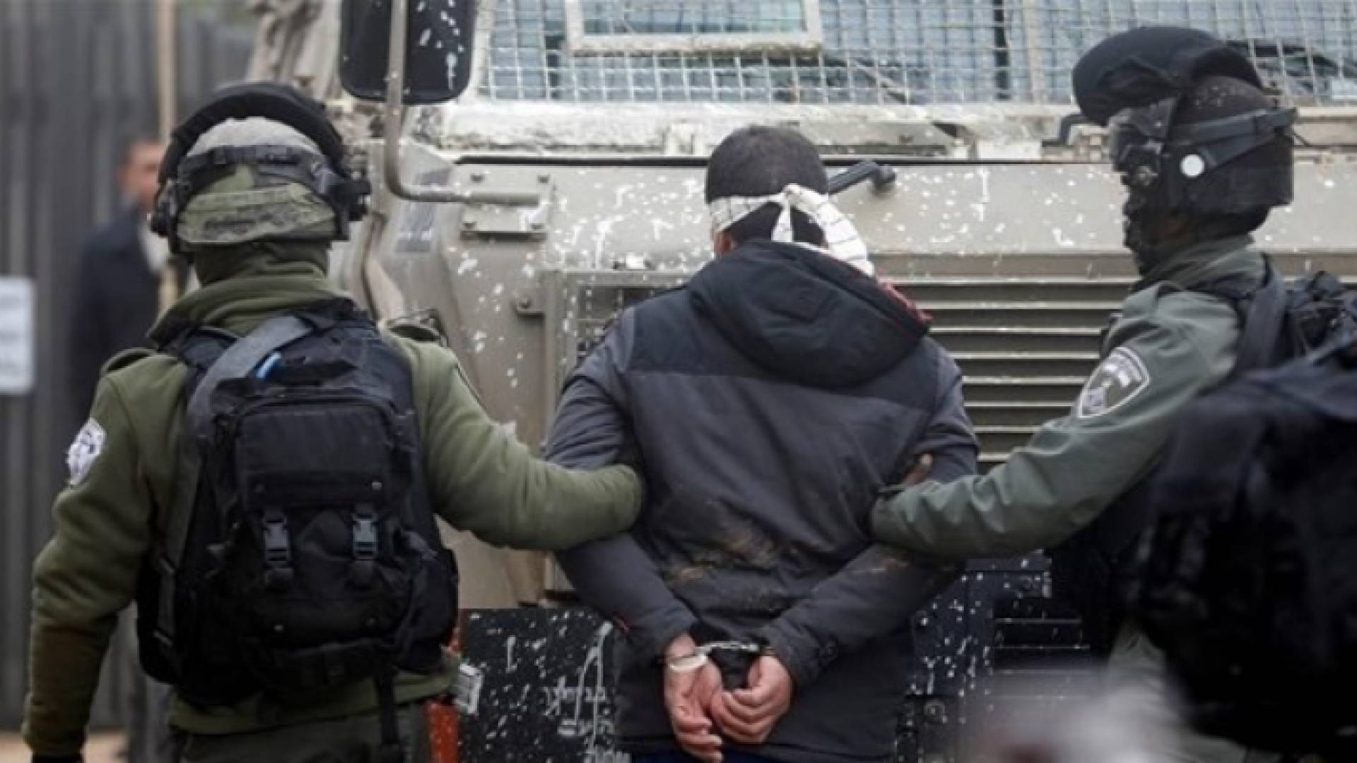 الاحتلال يعتقل فلسطينيا- أرشيفية