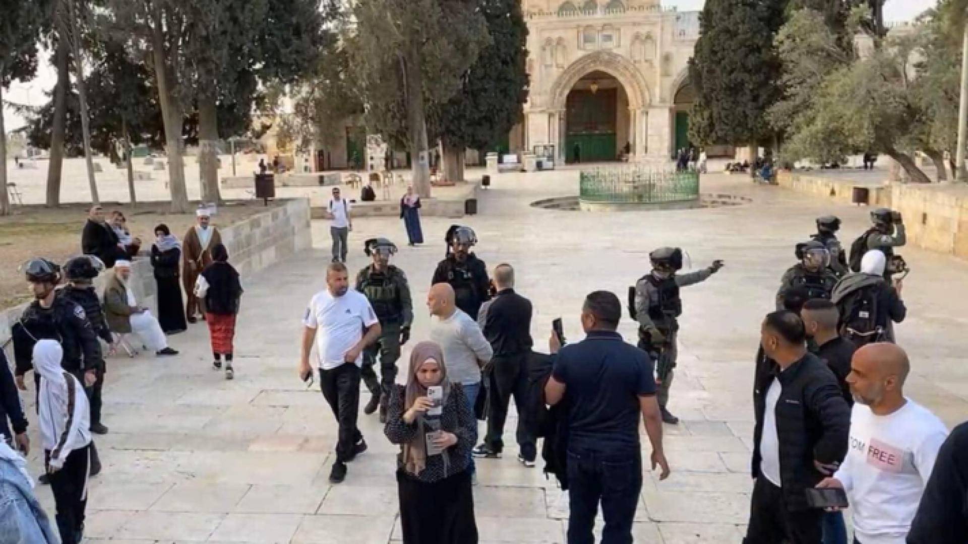 قوات الاحتلال الإسرائيلي تجبر المُصلّين على الخروج من المسجد الأقصى