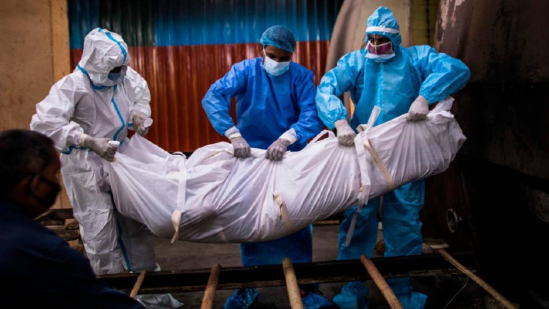 خلال نقل جثمان أحد المتوفين بفيروس كورونا