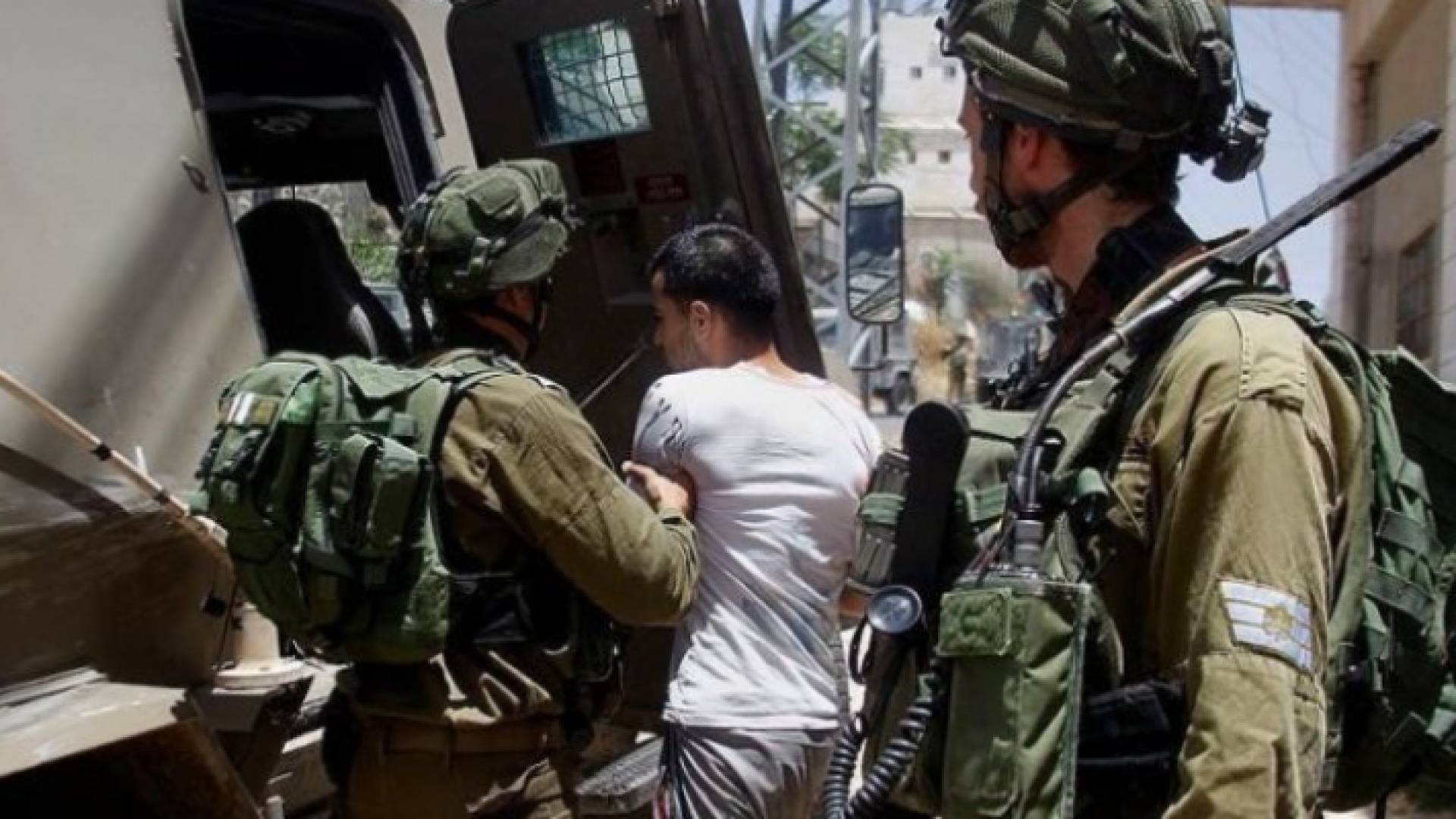 الاحتلال يعتقل فلسطينيا - أرشيفية