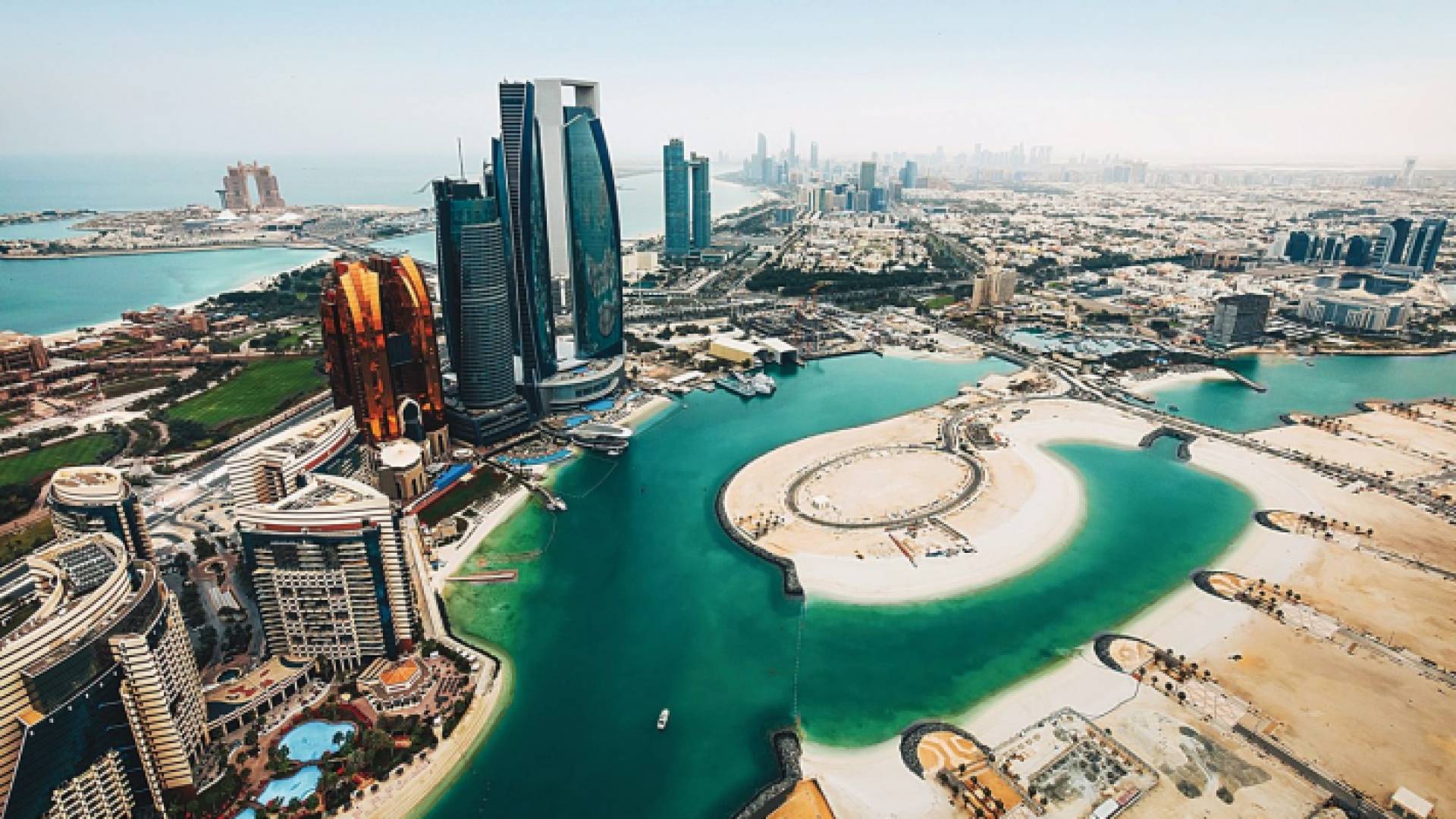 للزائرين والمقيمين.. الإمارات تعتمد تعديلات دخول وإقامات الأجانب