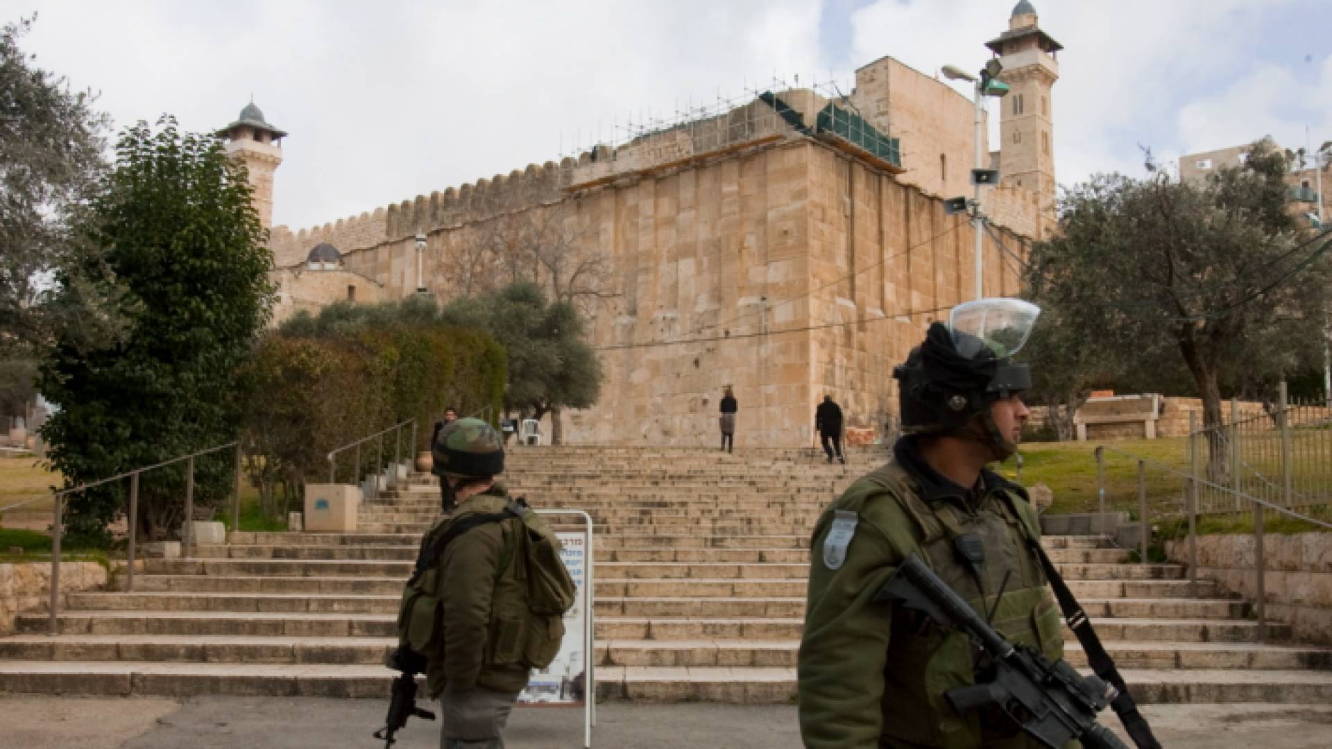 عناصر من قوات الاحتلال أمام الحرم الإبراهيمي