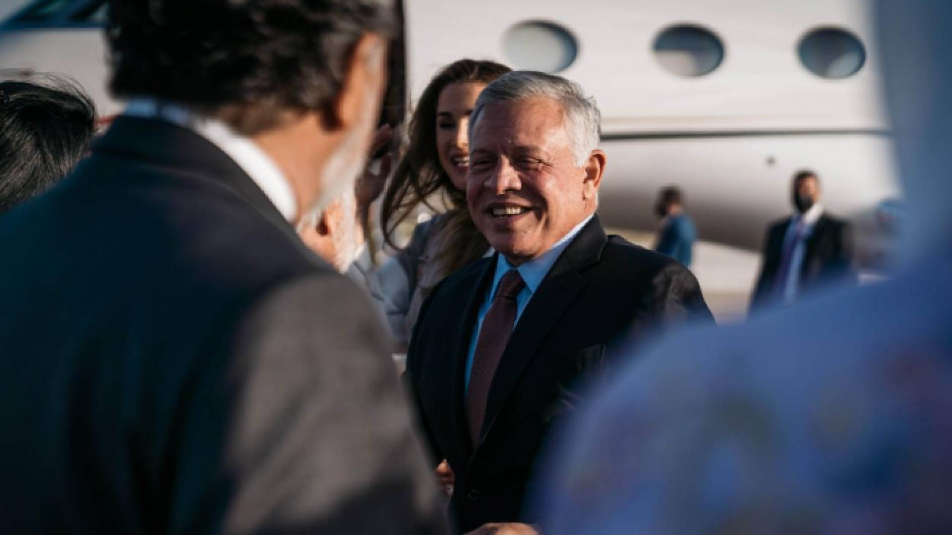 الملك عقب عودته إلى أرض الوطن من ألمانيا بعد اجرائه عملية جراحية تكللت في النجاح