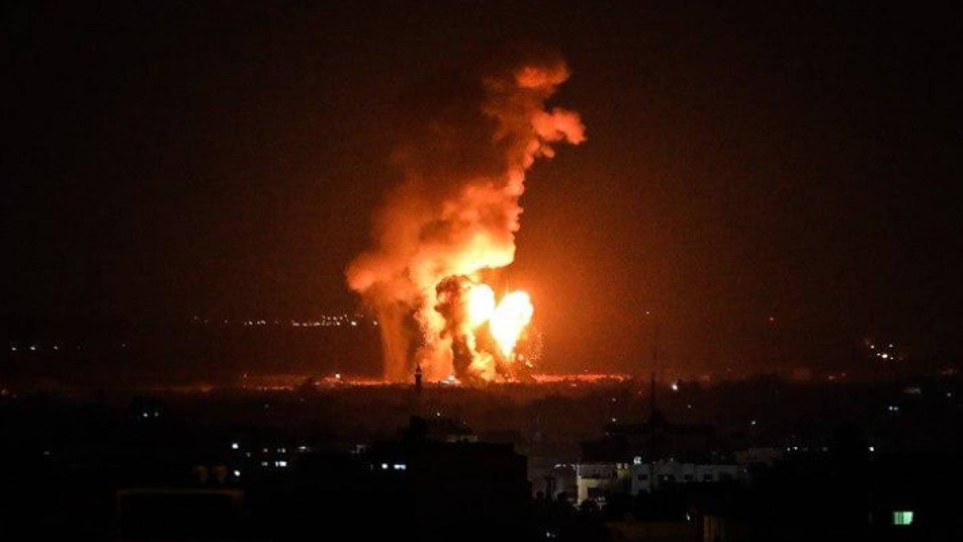 طائرات الاحتلال تستهدف قطاع غزة - ارشيفية