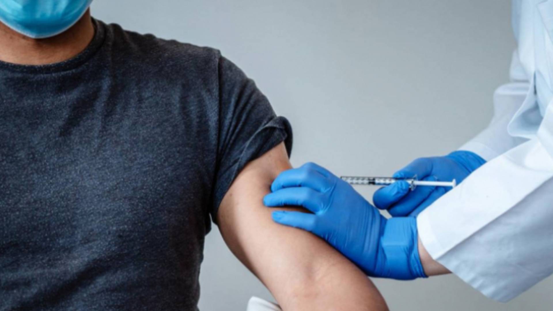 شاب يتلقى جرعة من مطعوم كورونا - أرشيفية