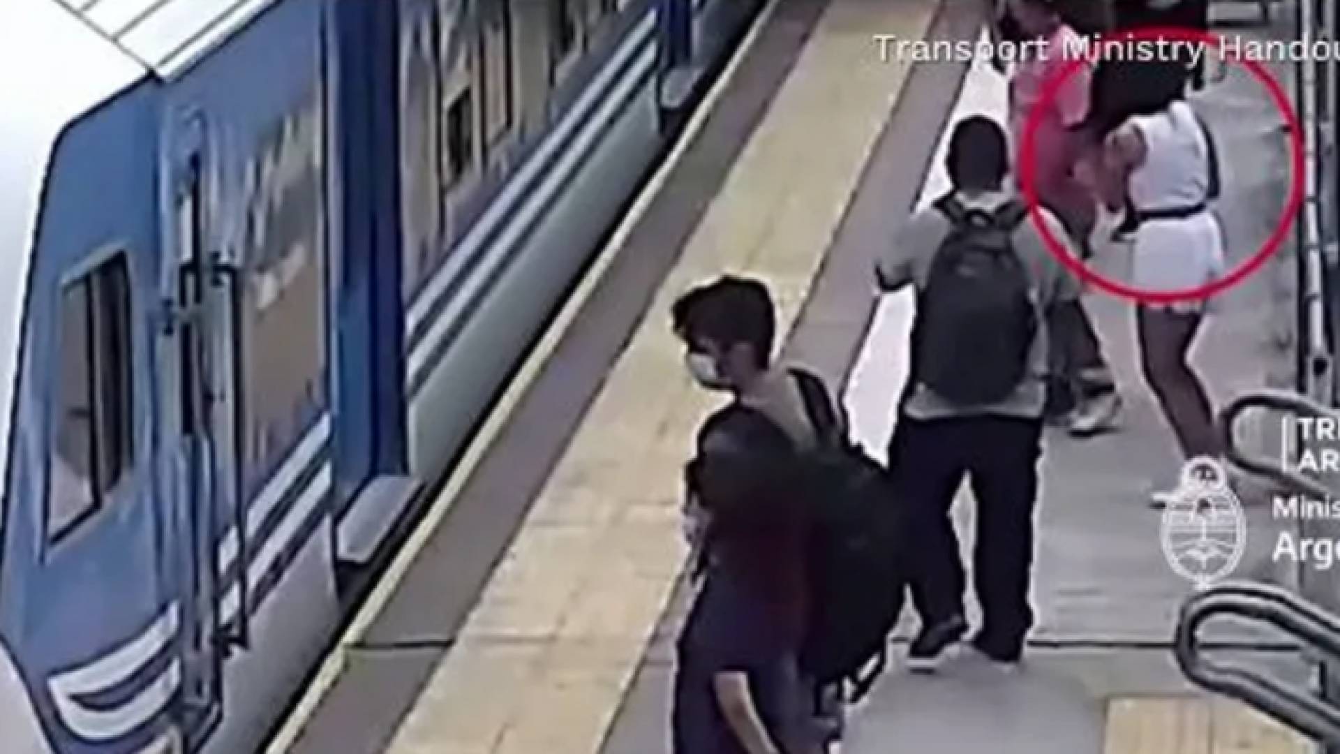 لقطة من الحادثة في إحدى محطا القطارات بالعاصمة الأرجنتينية