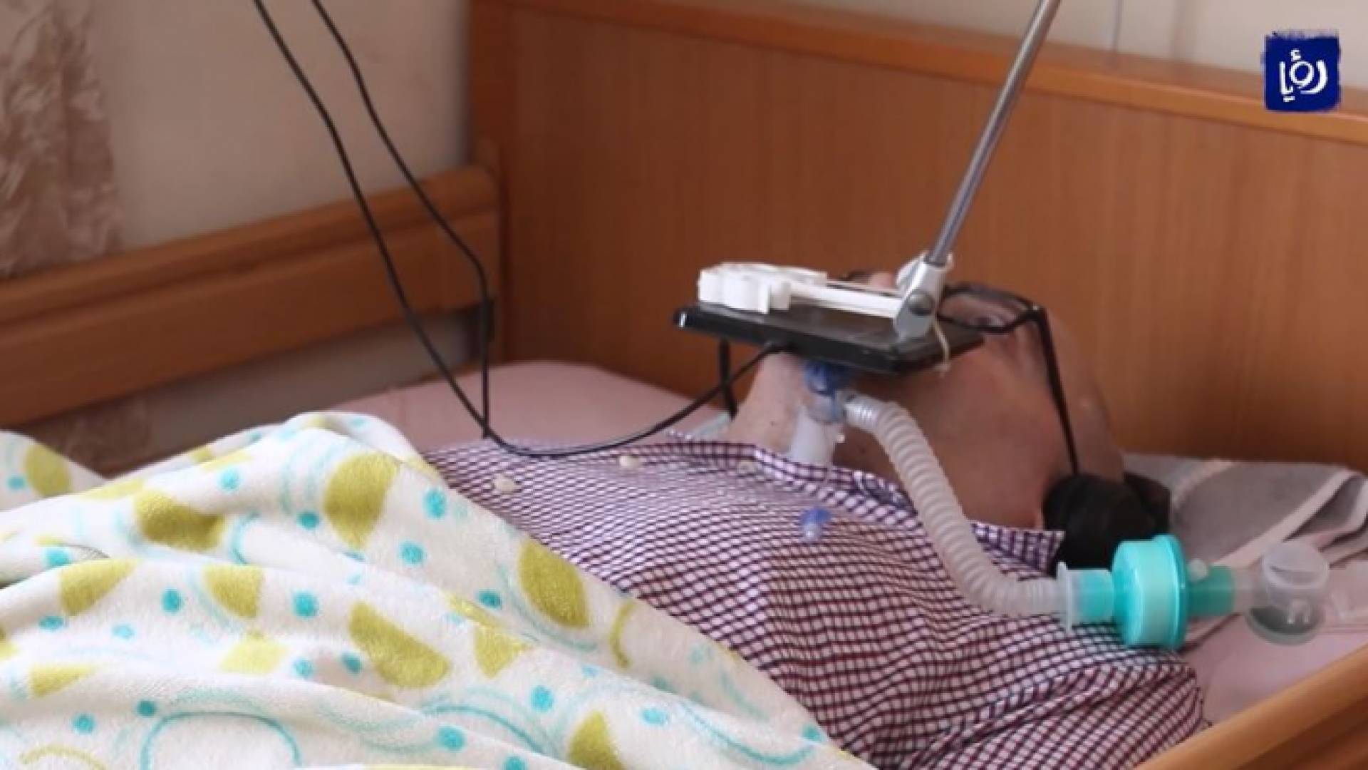 خلدون سنجاب يتحدى الشلل الرباعي بالبرمجة والكتابية الإنترنت