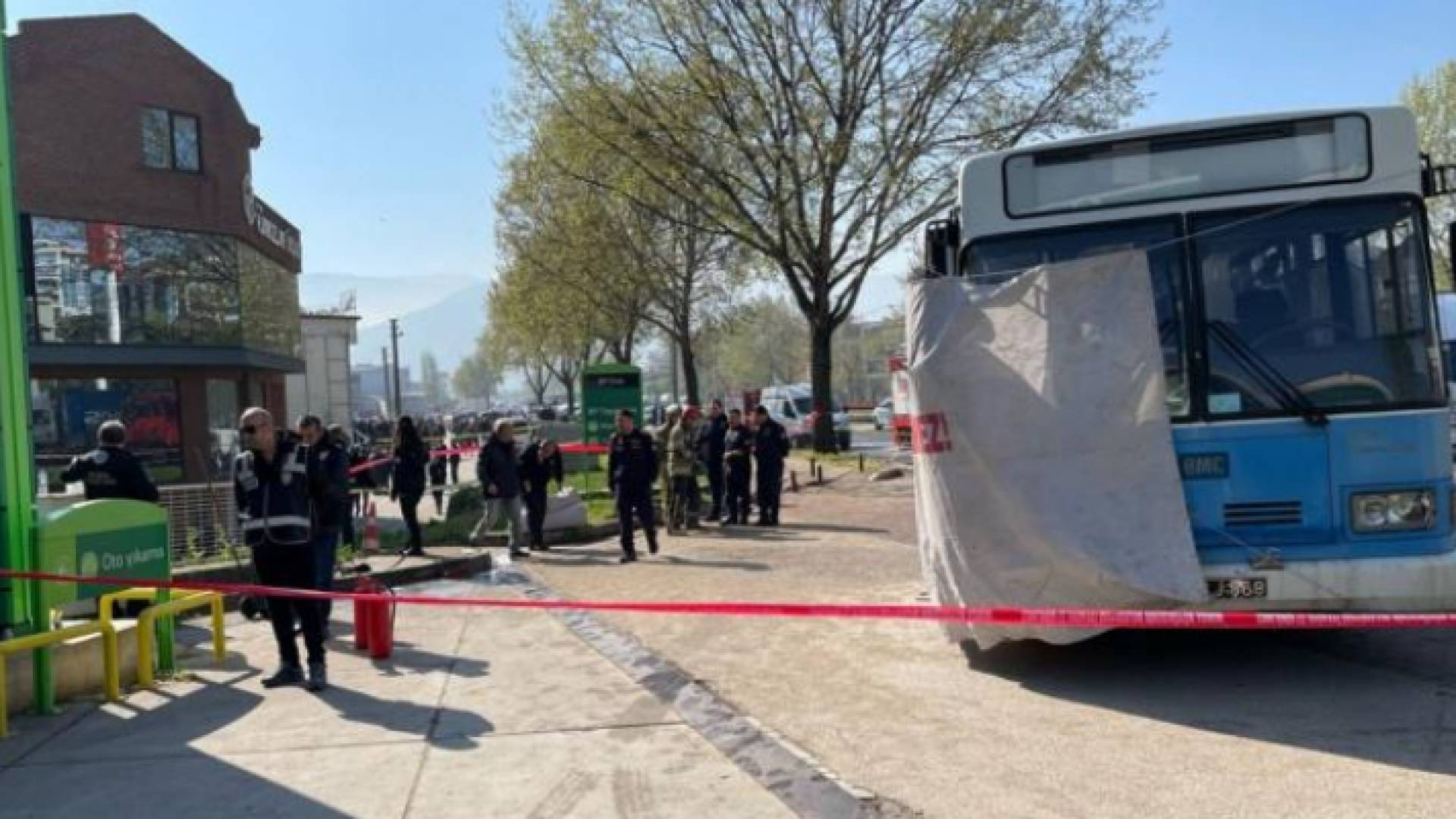 قتيل وأربعة جرحى في تفجير حافلة تنقل حراس سجن