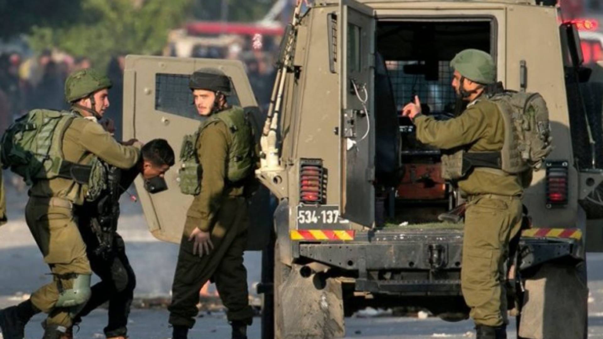 الاحتلال يعتقل فلسطينيا- أرشيفية