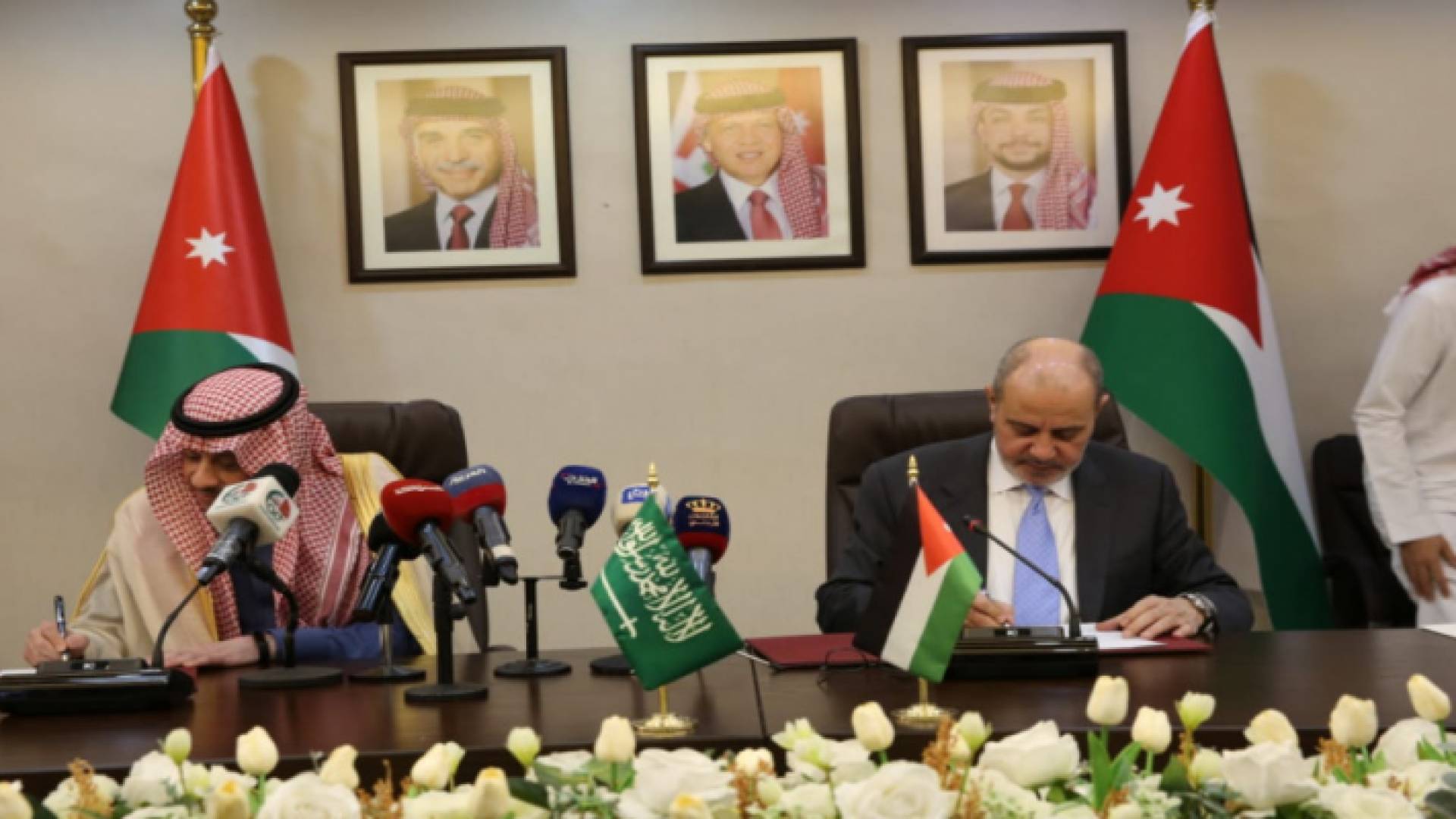 وزير التخطيط والتعاون الدولي بالوكالة يوسف الشمالي والسفير السعودي لدى الأردن