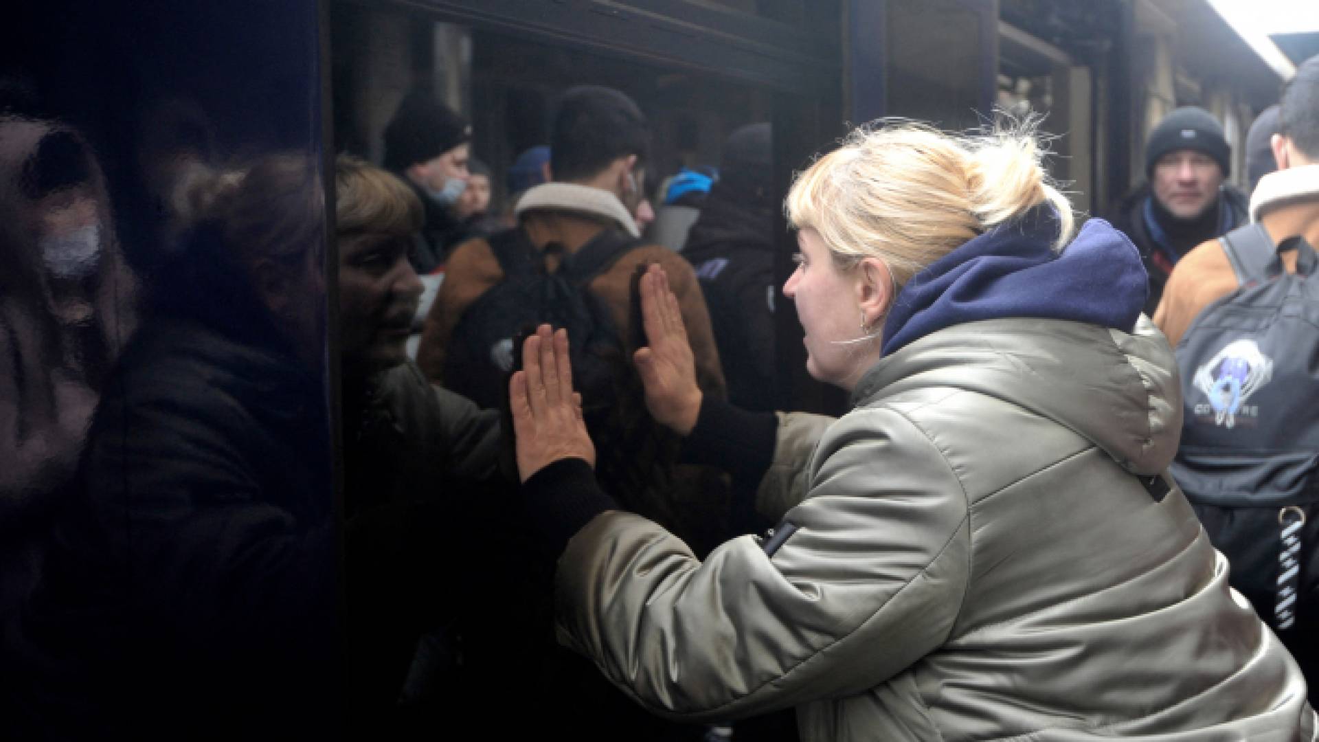 أوكرانية تودع عائلتها خلال عملية الإجلاء