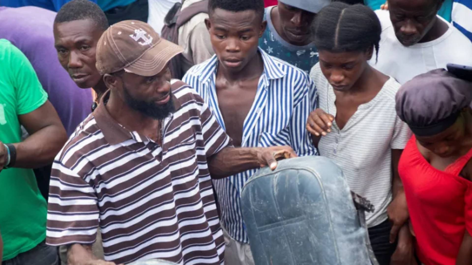 الطائرة تحطمت في شارع مزدحم