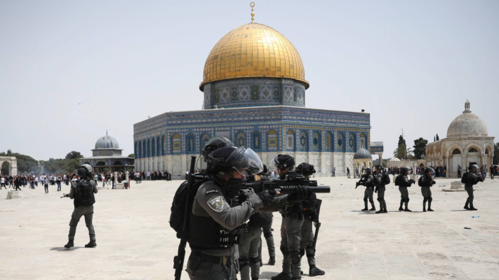 أفراد من قوات الاحتلال الإسرائيلي عند قبة الصخرة