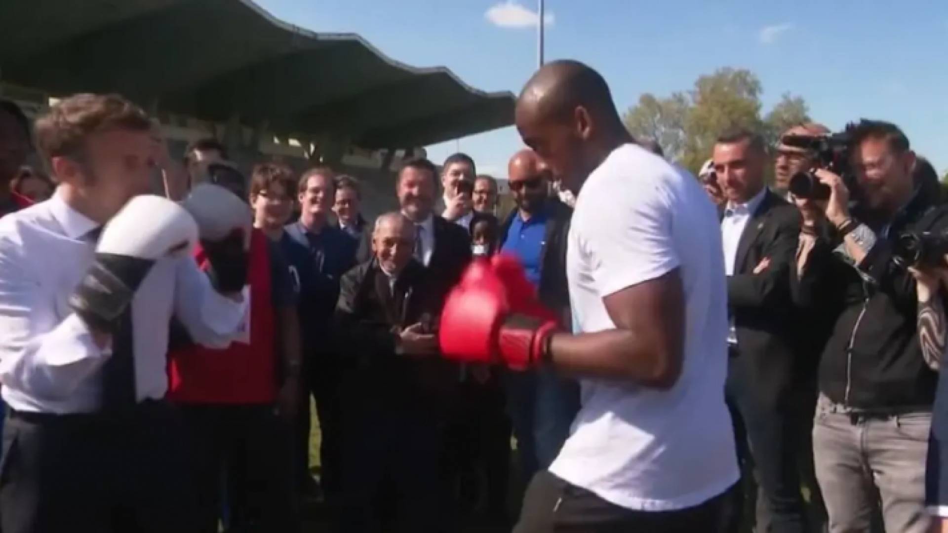 ماكرون يستعرض مهاراته في الملاكمة