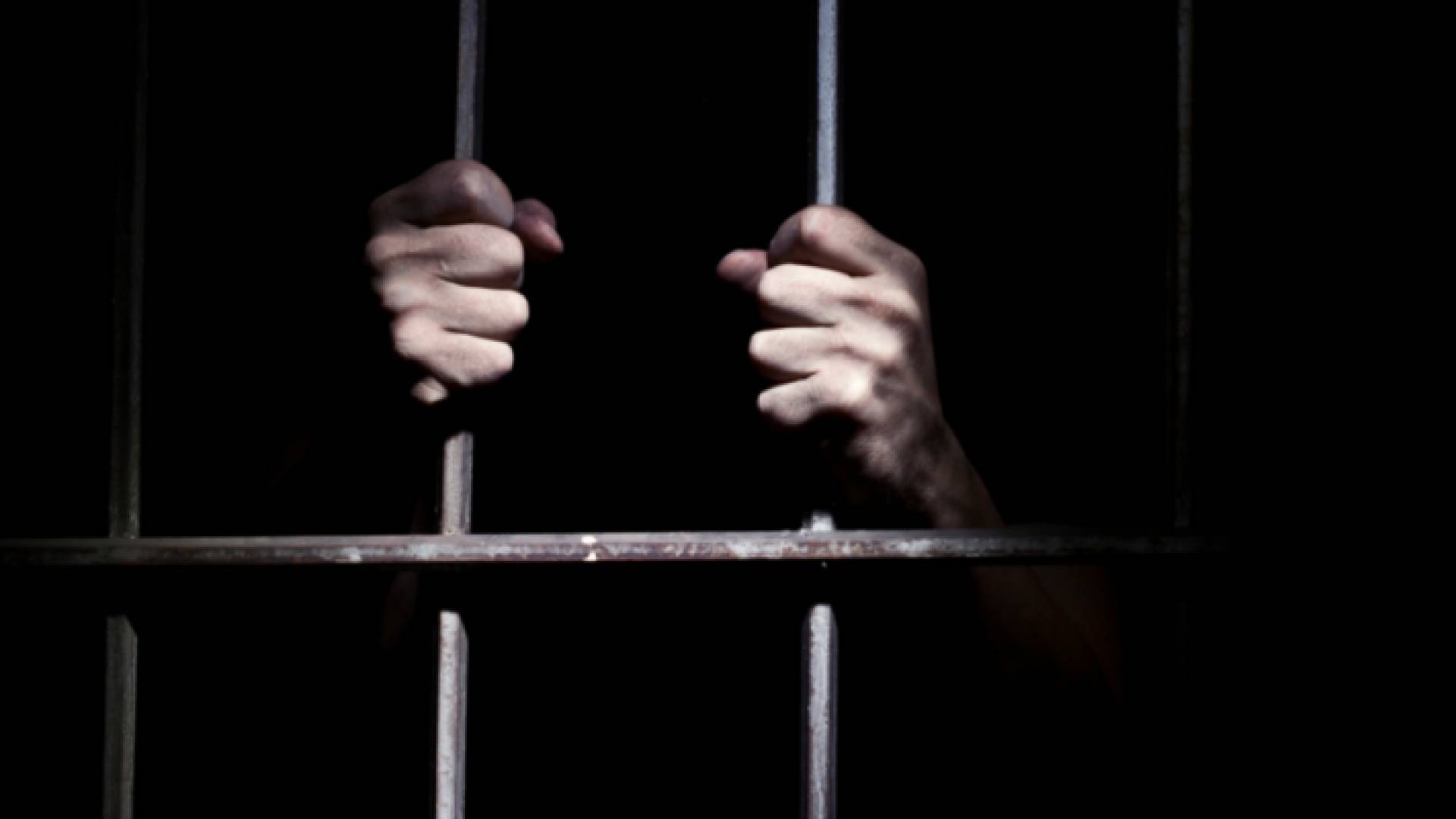 سجين خلف القضبان - تعبيرية