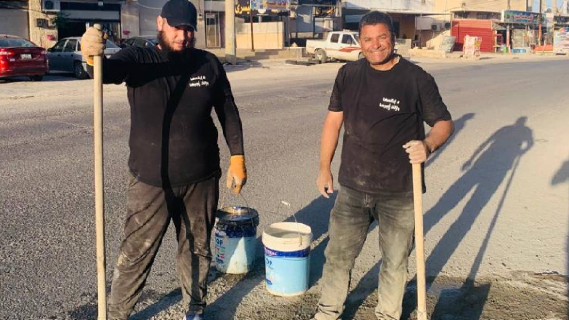 "ارقعها ولك أجرها" مبادرة لشاب في بني كنانة لطمر حفر الشوارع بالاسمنت