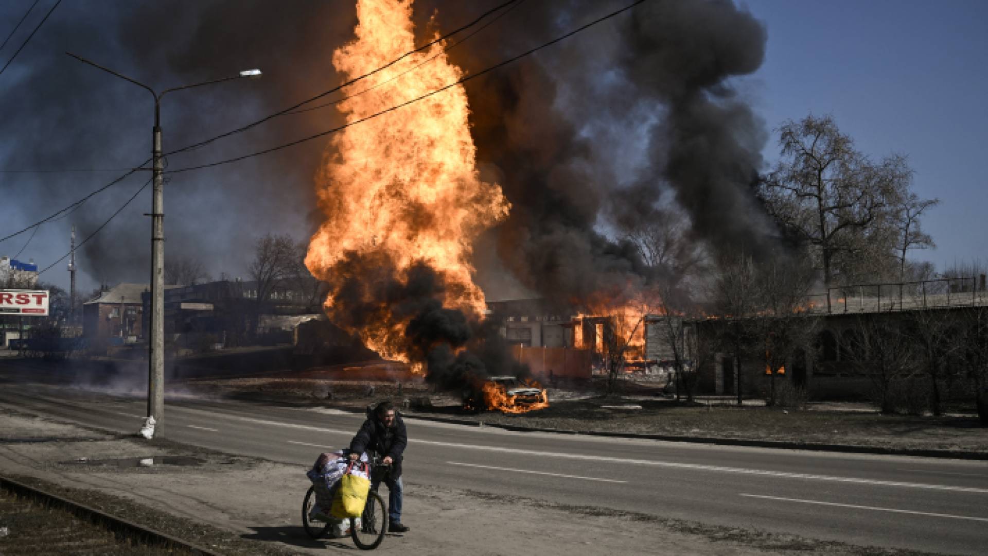 حريق في سيارة ومبنى بعد نيران مدفعية روسية في أوكرانيا