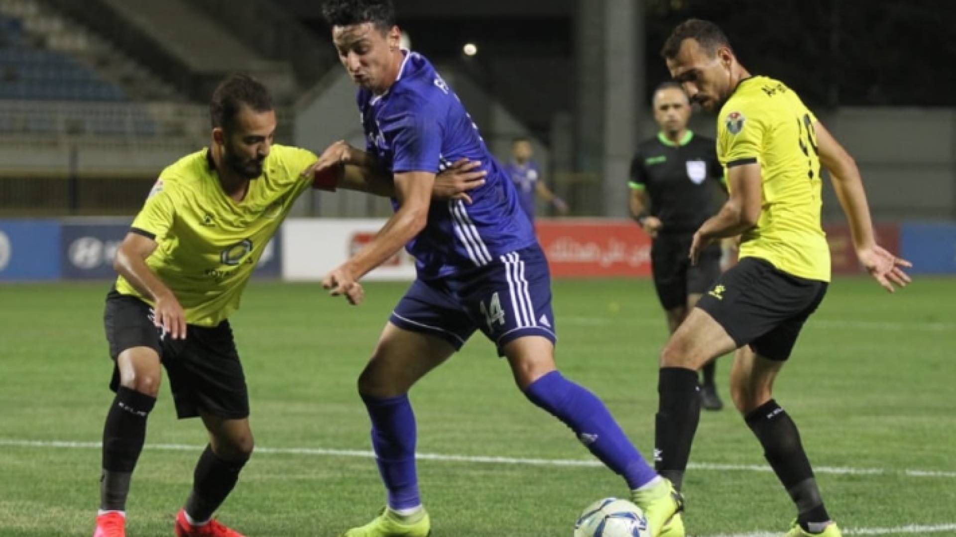 من إحدى مباريات الحسين اربد والرمثا