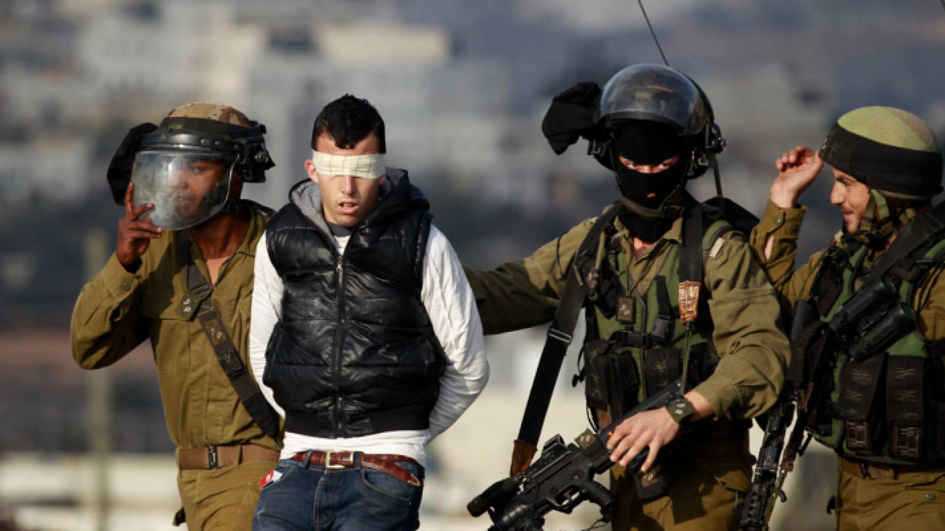 الاحتلال يعتقل فلسطينيا -أرشيفية