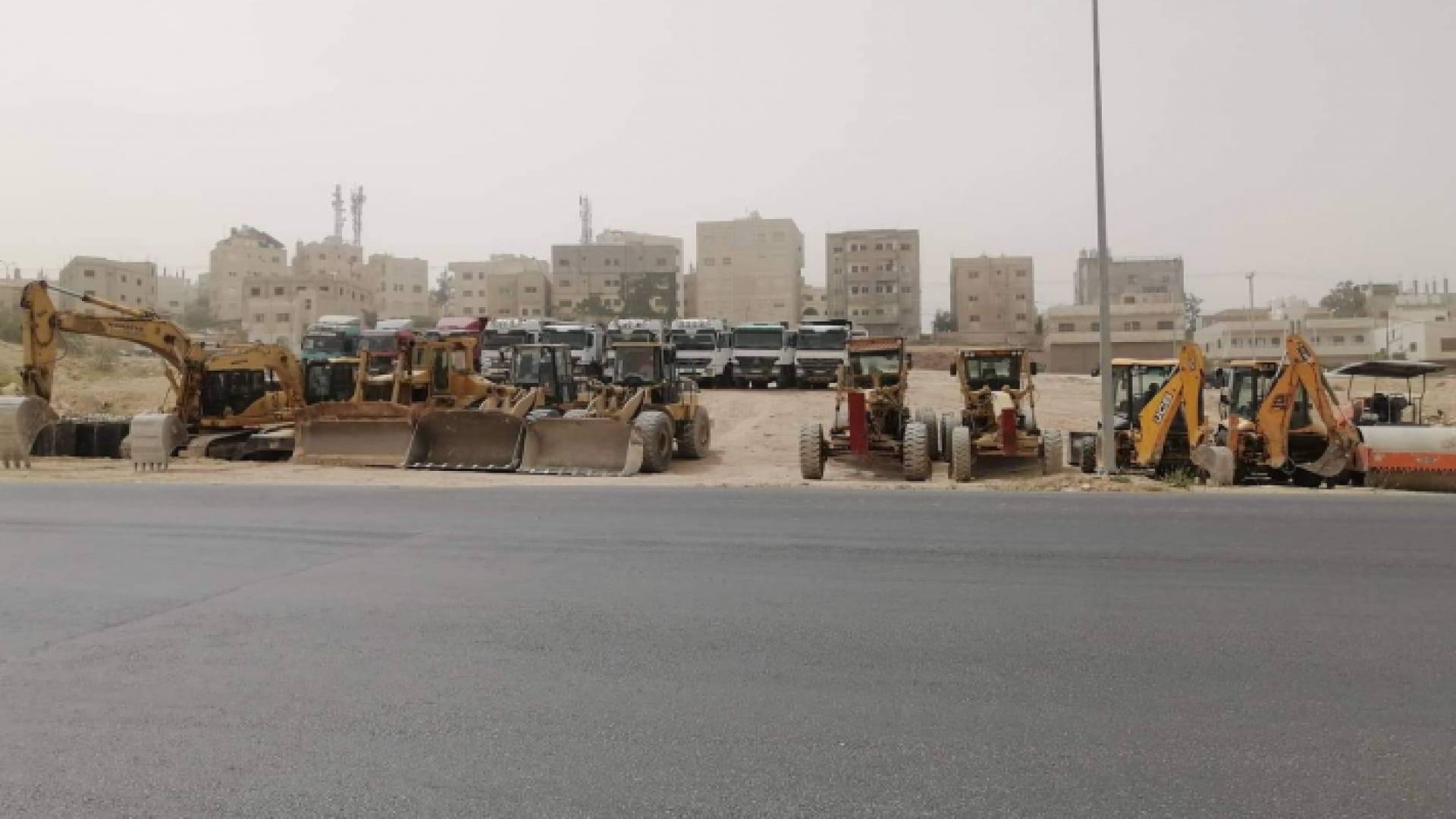 آليات تعمل على تنفيذ مشروع الباص السريع