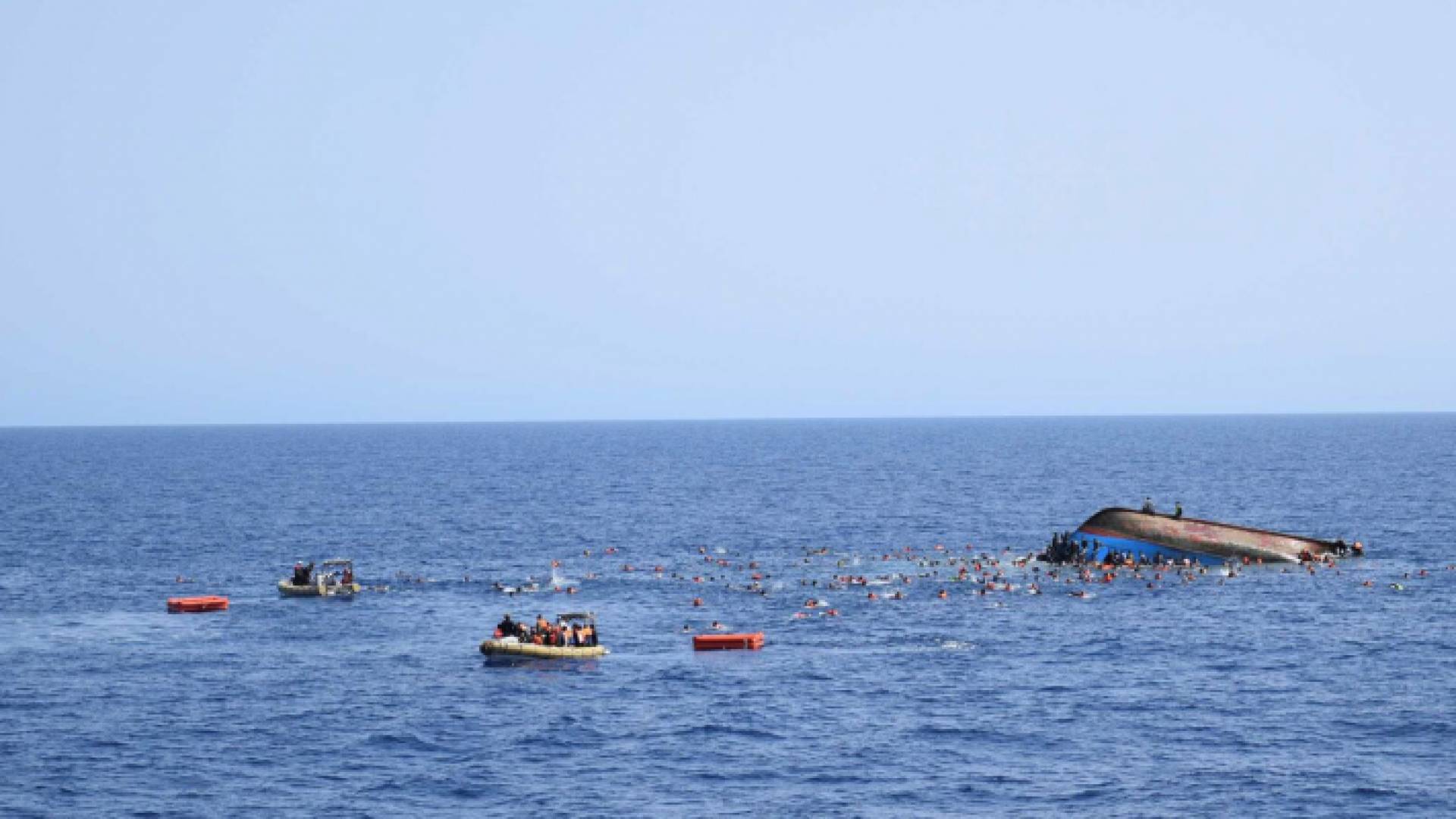 غرق مركب - ارشيفية