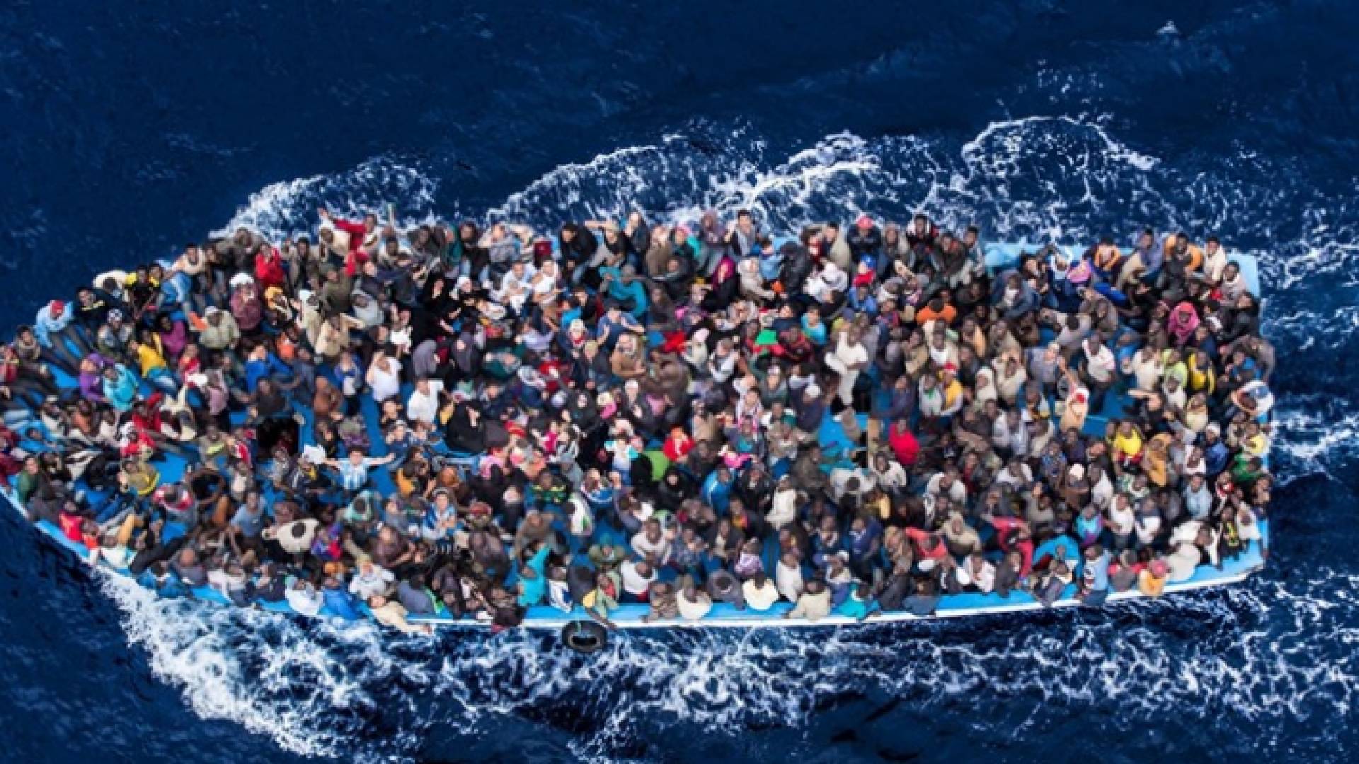 قارب يحمل مهاجرين على متنه في عرض البحر - أرشيفية