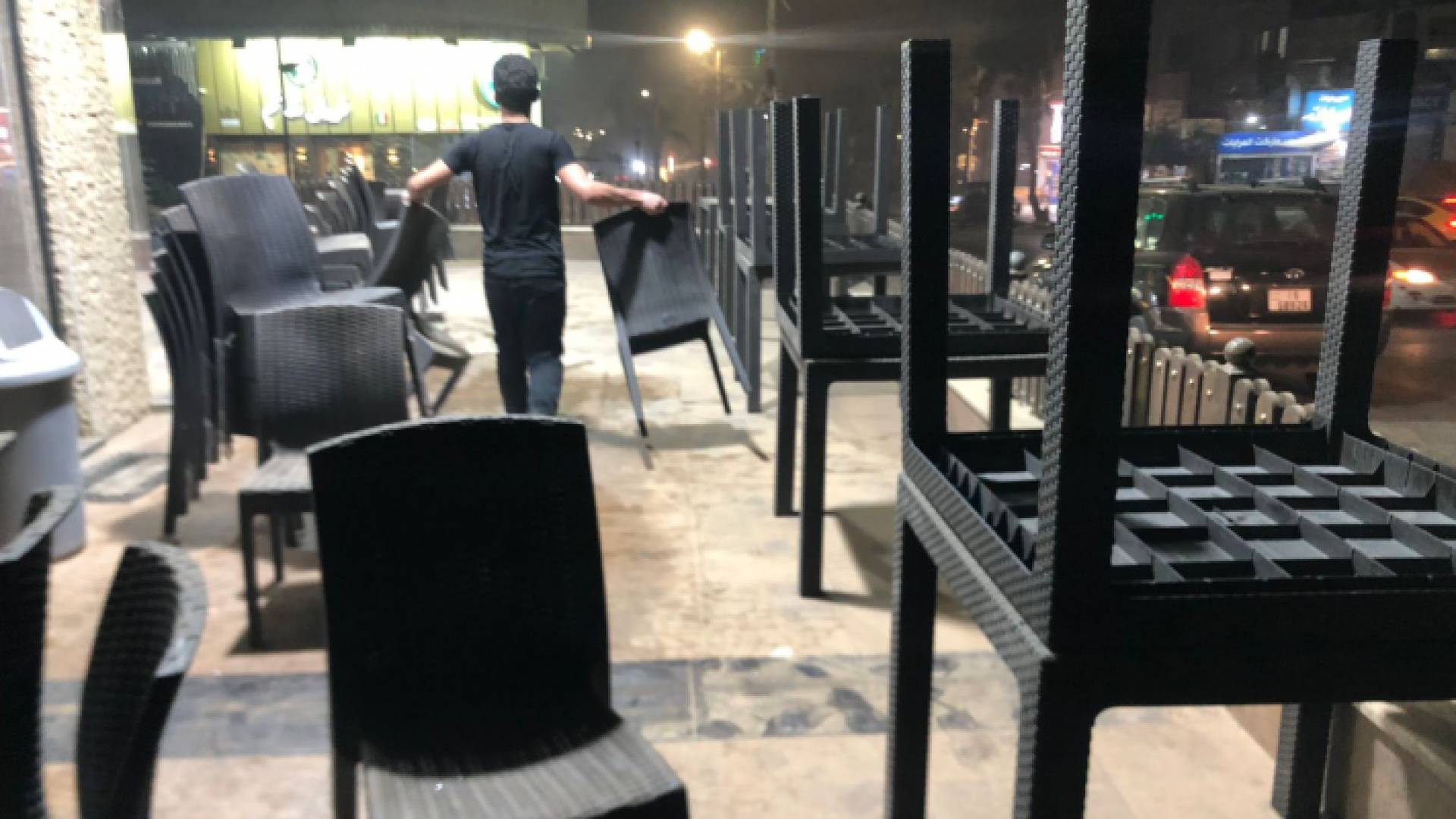 مطاعم اغلقت الساحات الخارجية بسبب الغبار الكثيف