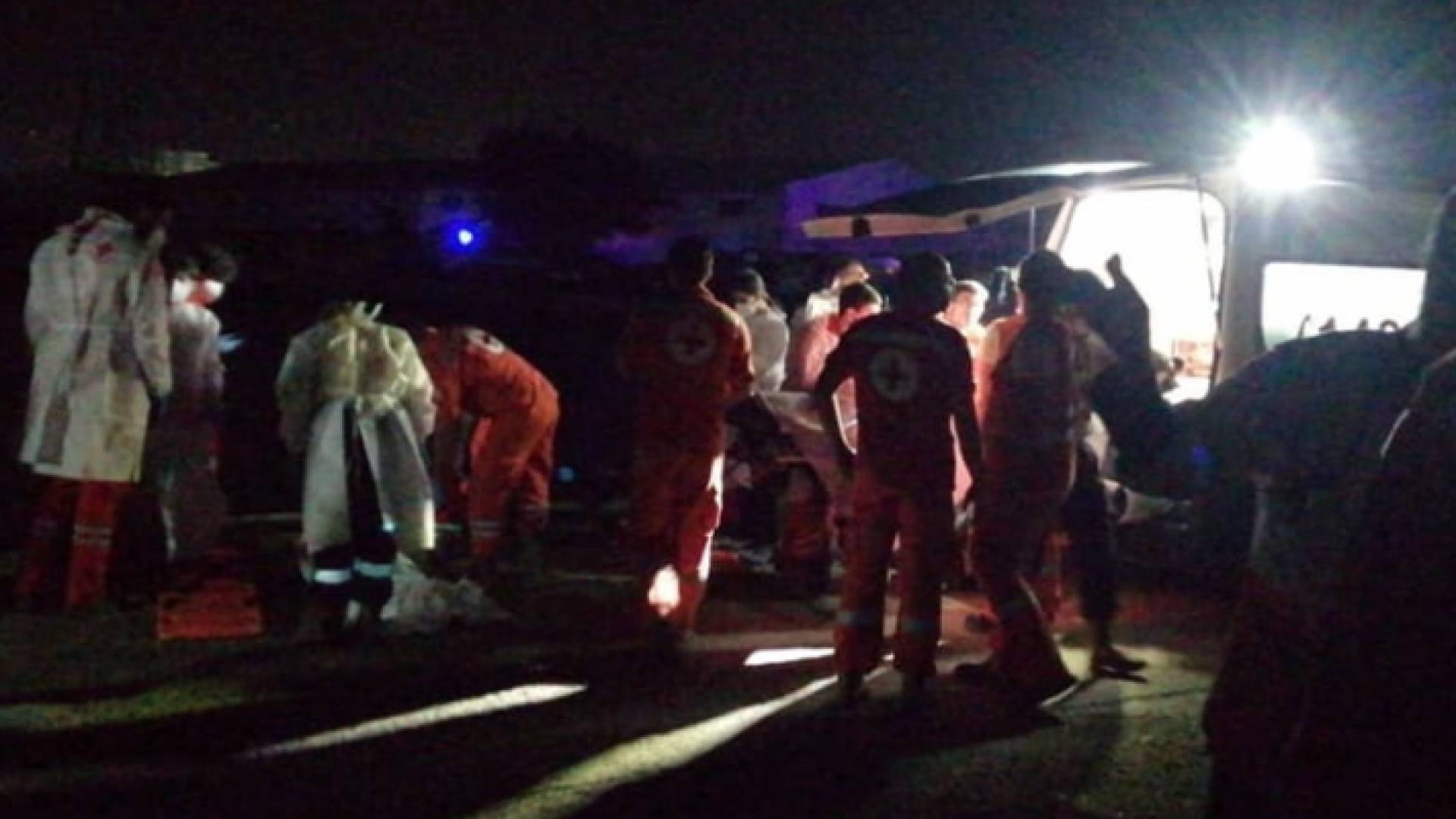 كوادر من الدفاع المدني البناني خلال عملية الإنقاذ