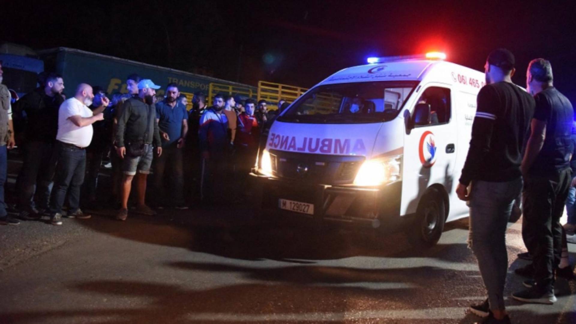 لحظة نقل المصابين إلى مستشفيات طرابلس