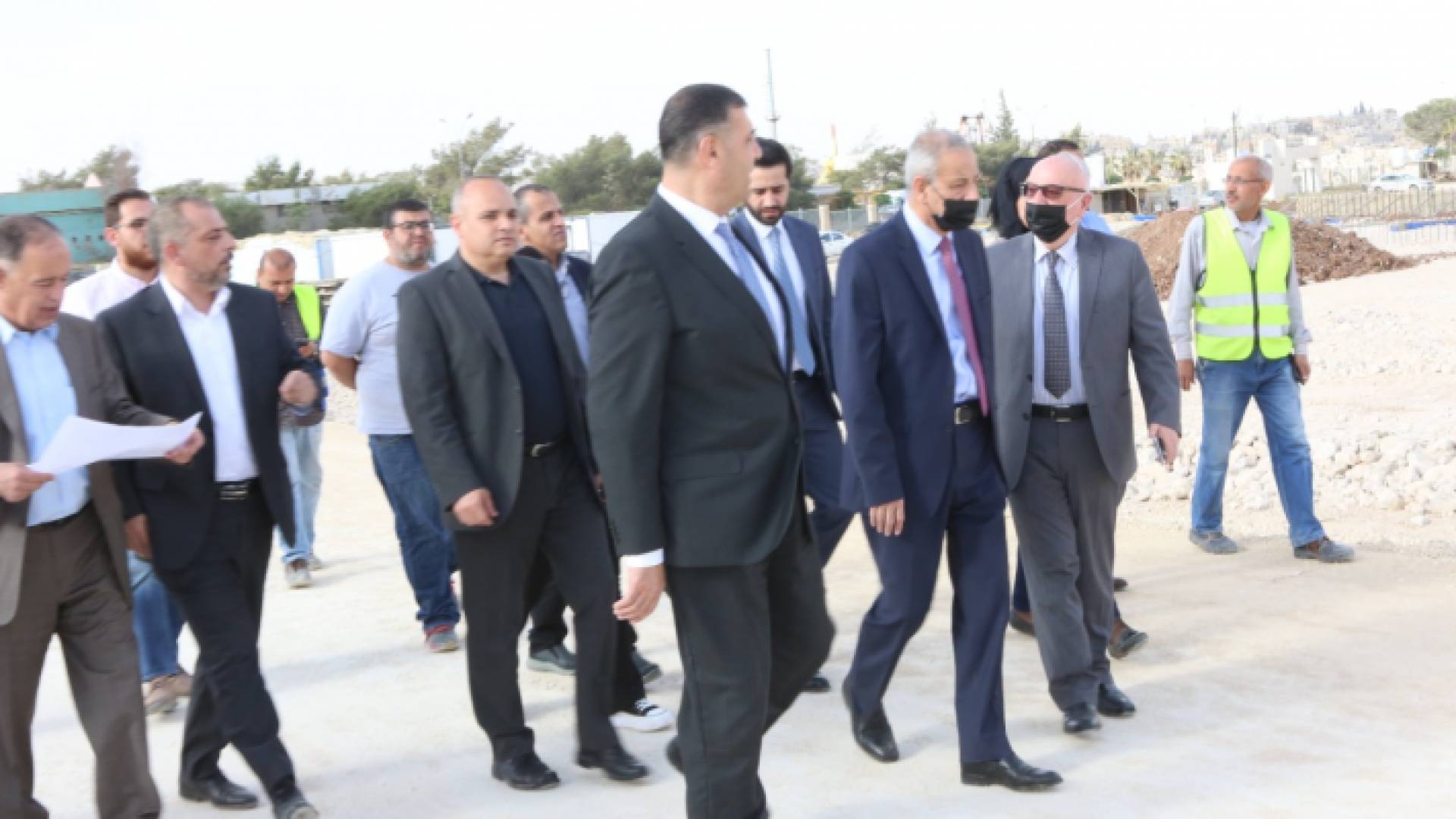 وفد حكومي يتفقد سير العمل بمشروع الحديقة البيئية في الرصيفة