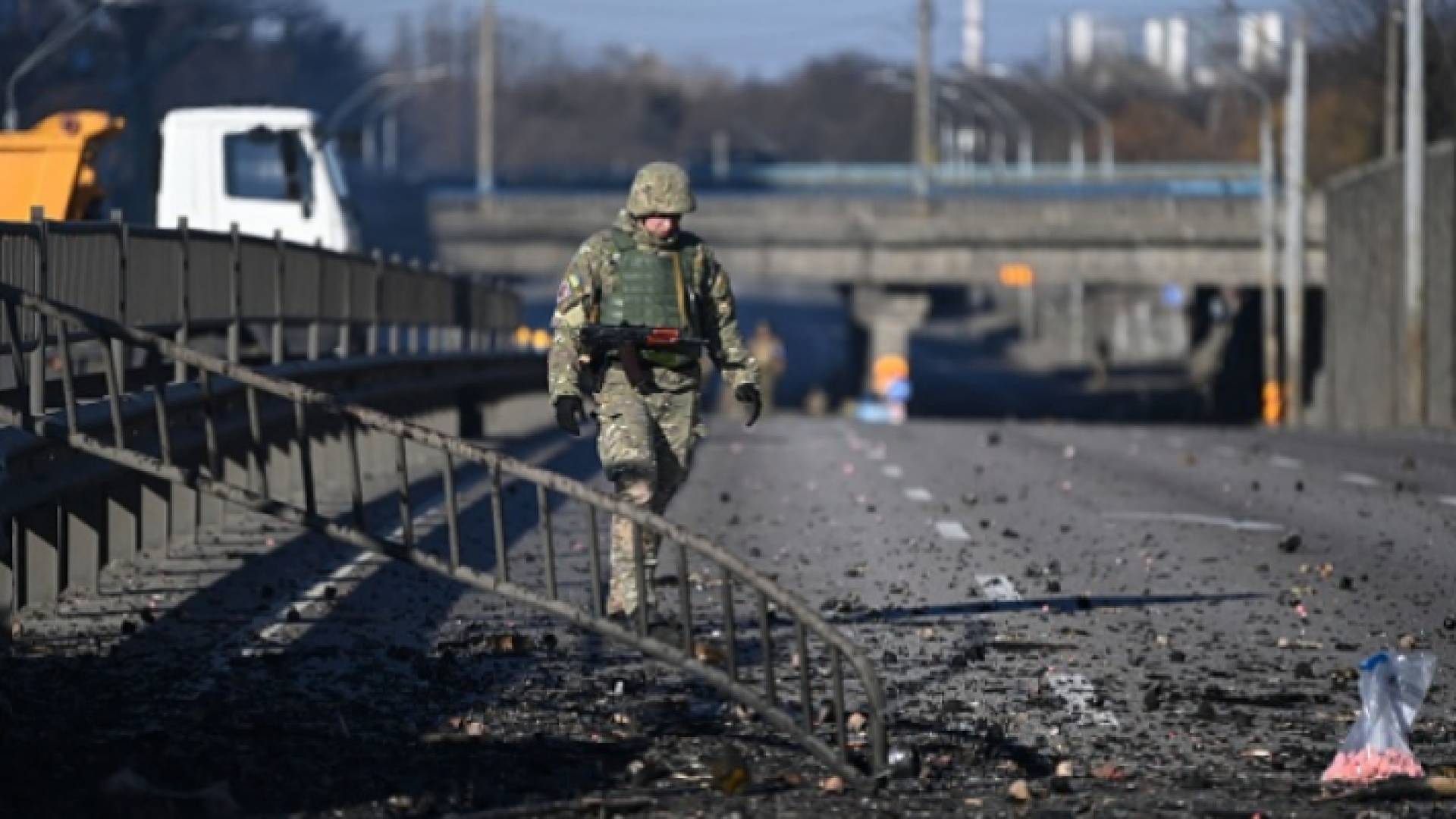جندي أوكراني يقف وسط الدمار - أرشيفية