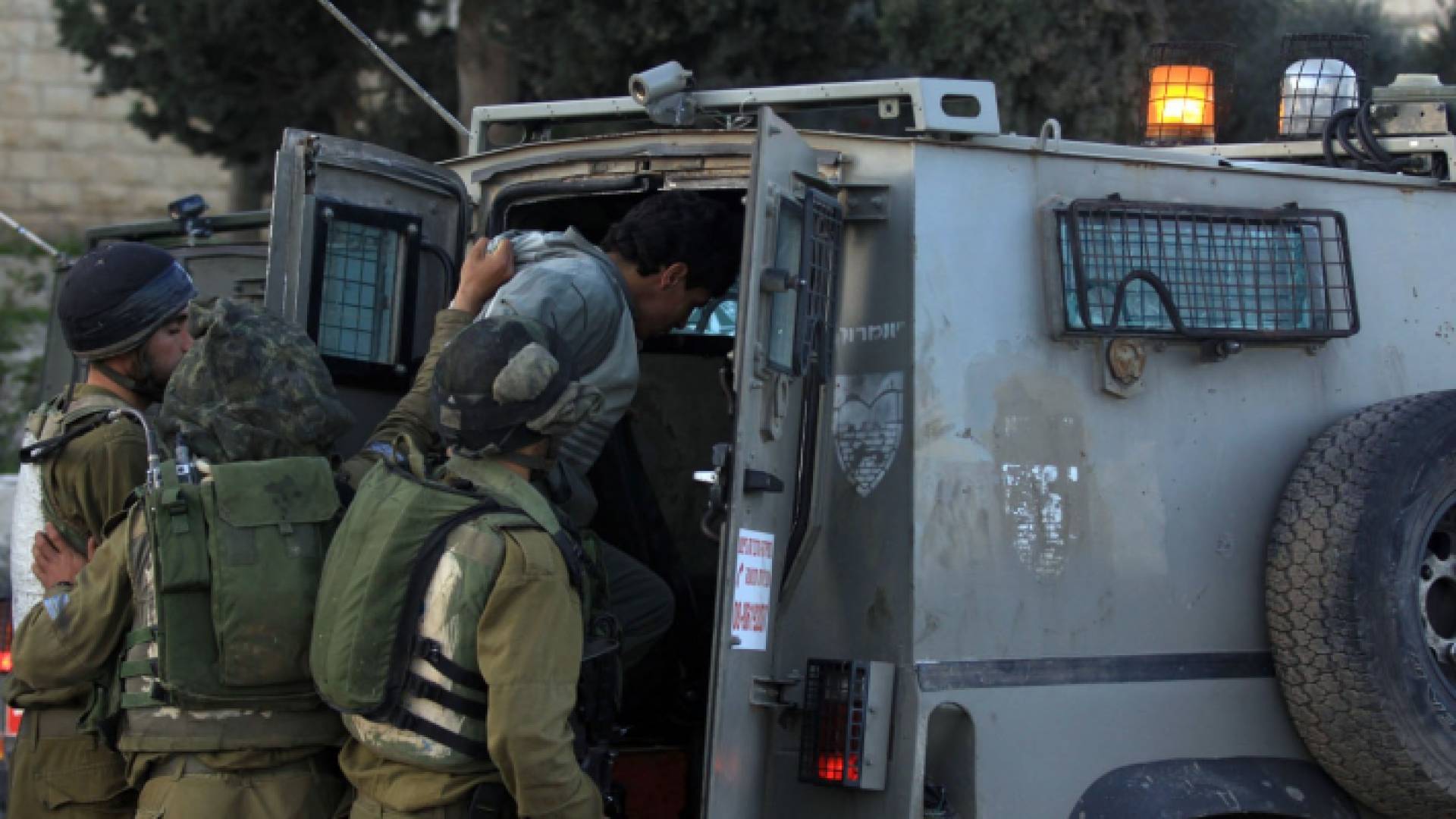 قوات الاحتلال تعتقل فلسطينيا