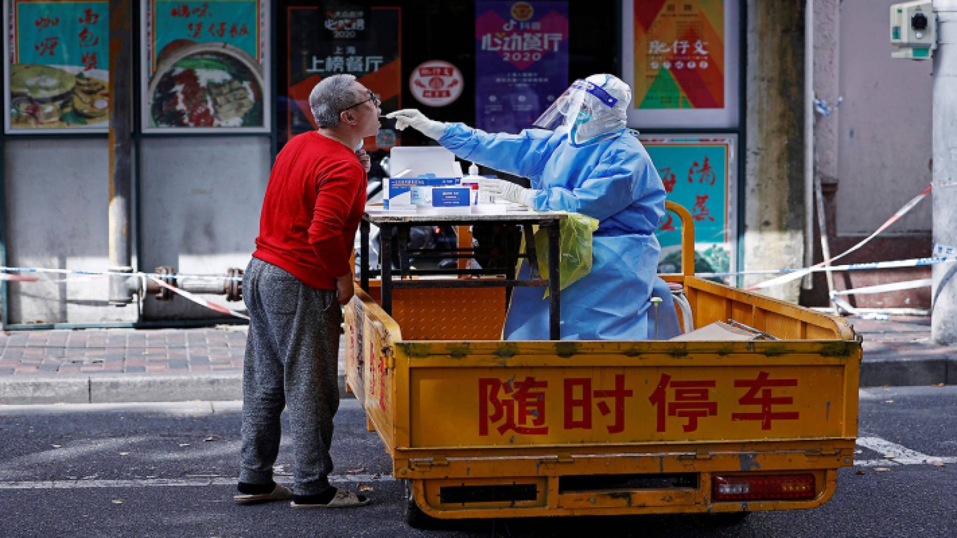 خلال إجراء فحص كورونا لأحد الأشخاص في الصين