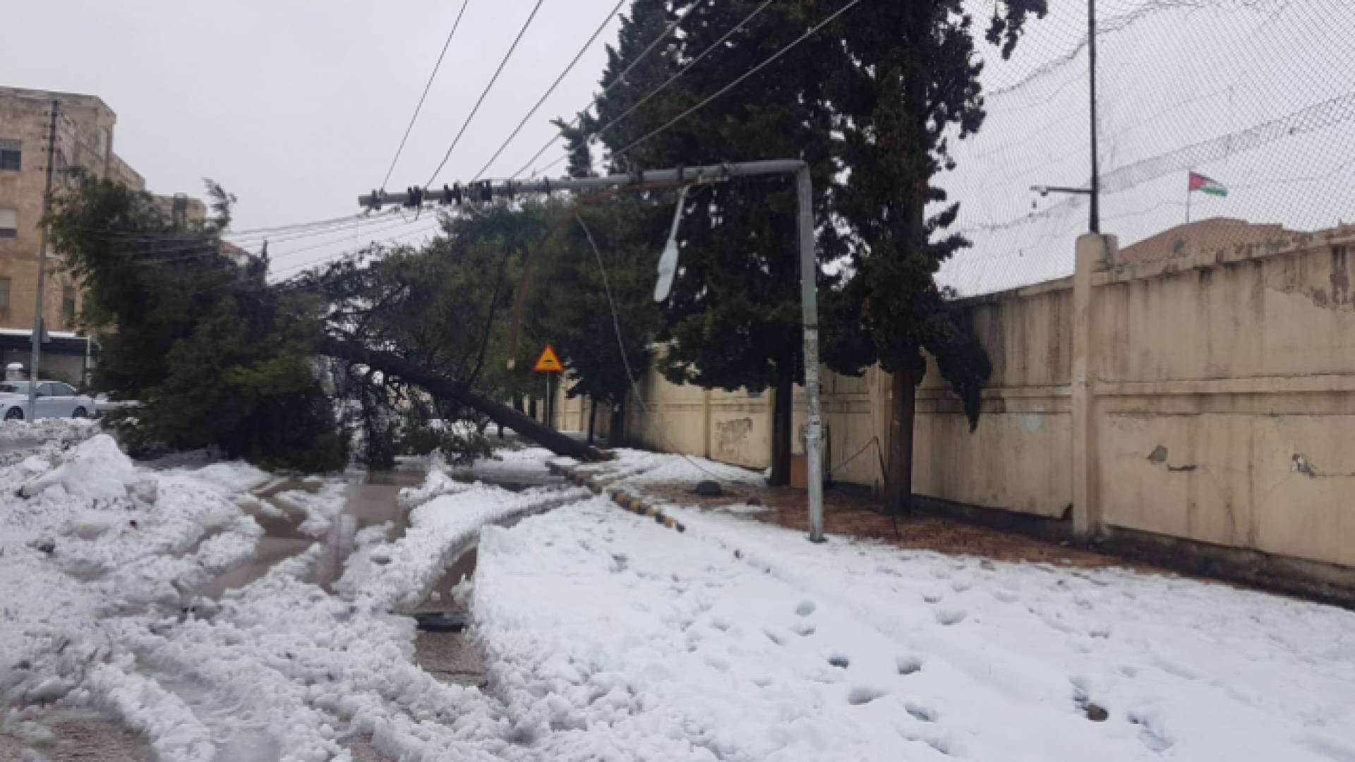 عمود كهرباء سقط في عمان نتيجة المنخفض