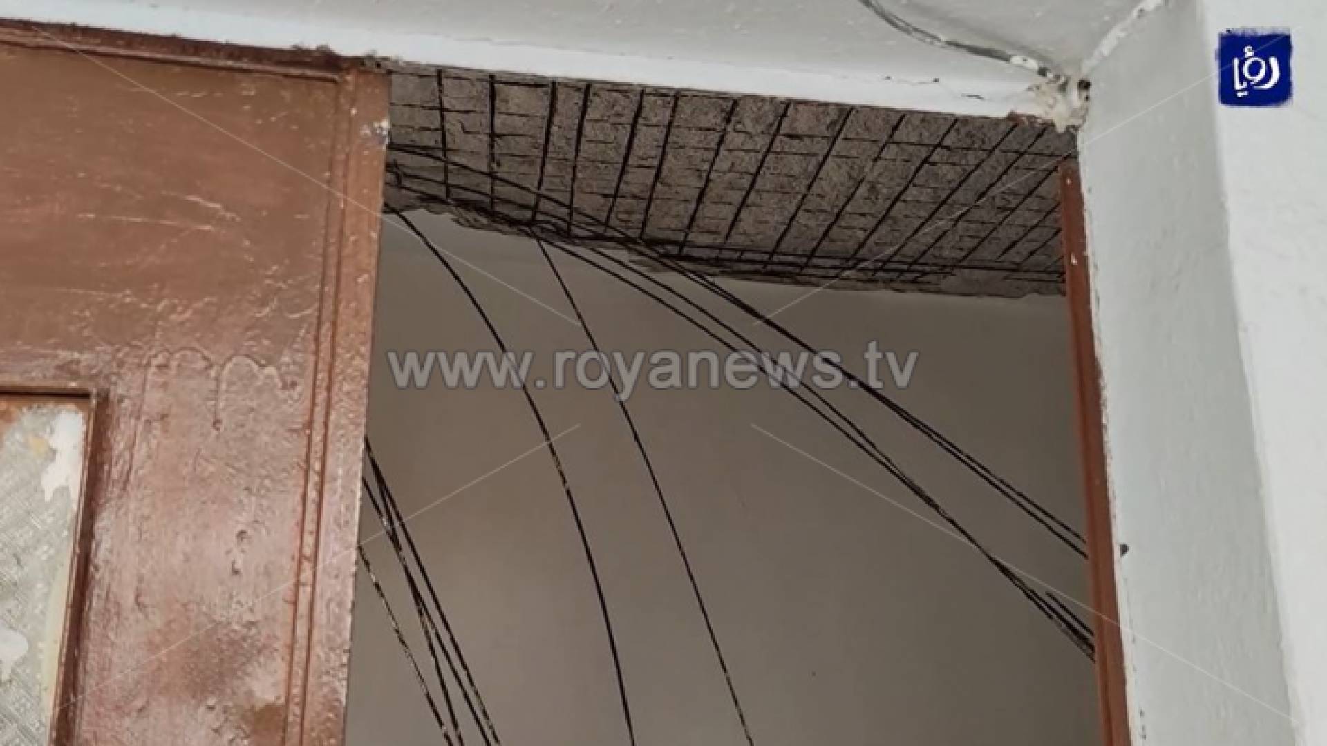 سقوط سقف غرفة أم صالح يكشف حكايتها مع الفقر والمرض والوحدة