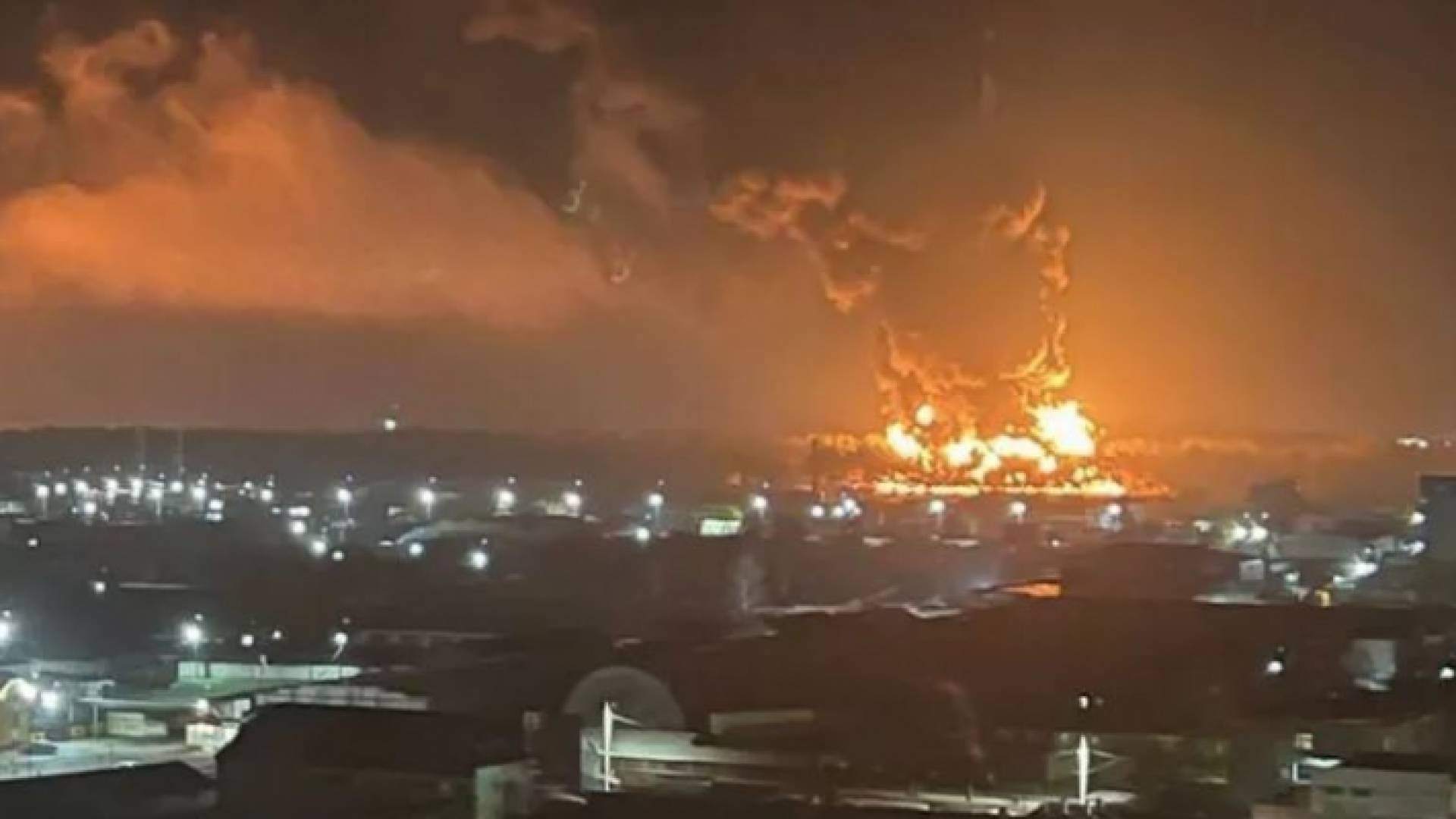 الحريق في مستودع النفط