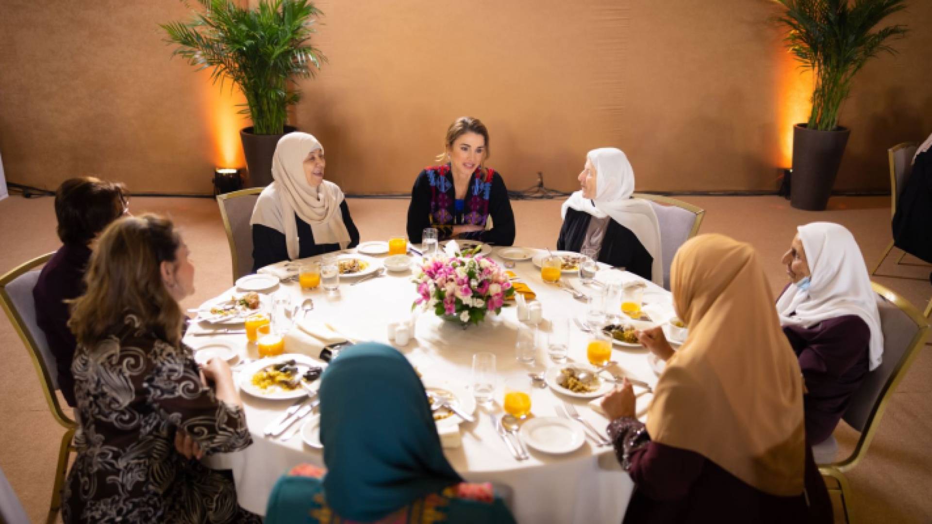الملكة رانيا العبدالله تقيم إفطاراً لعدد من السيدات في اربد