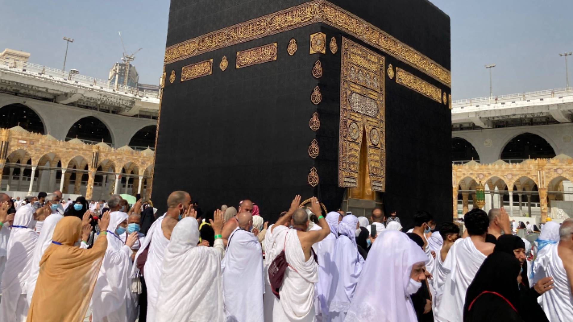 معتمرون في الحرم المكي