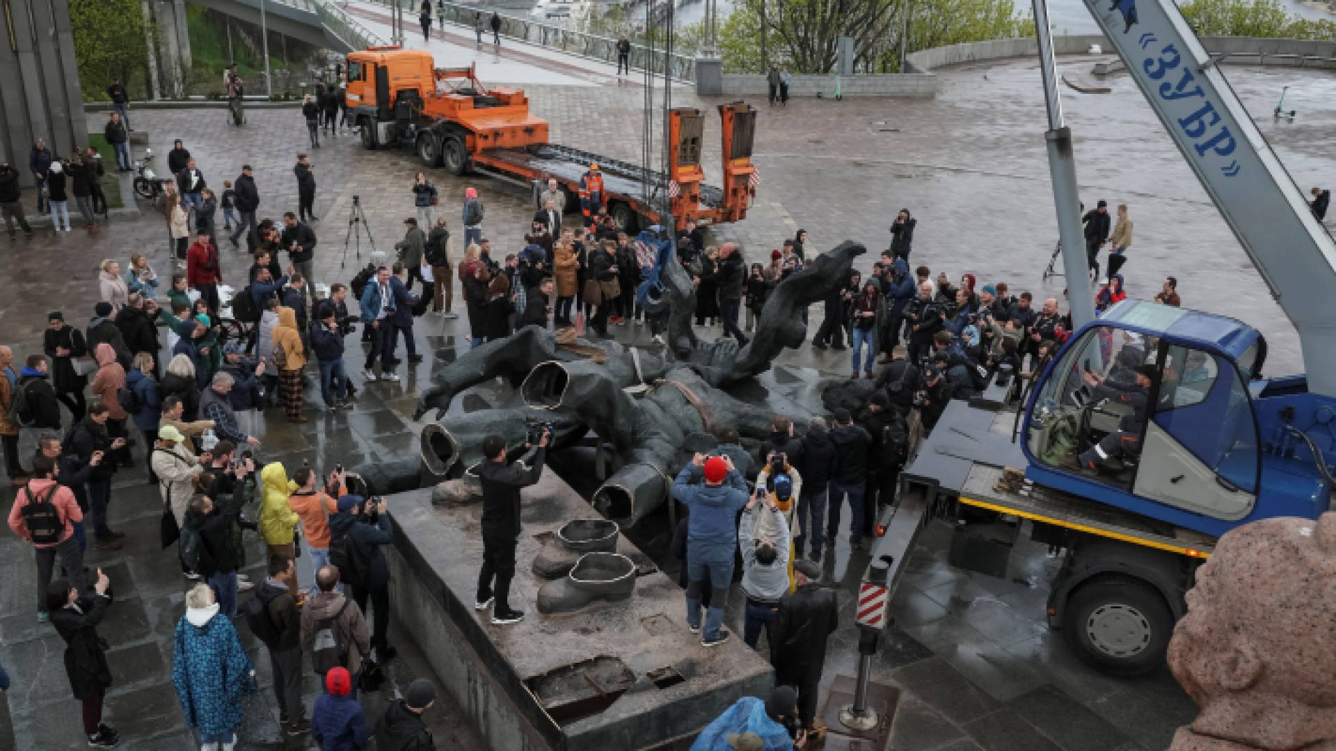 أوكرانيا تسقط "تمثال الصداقة" مع روسيا