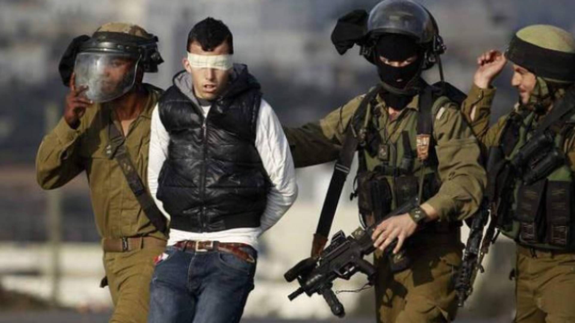 الاحتلال يعتقل فلسطينيا - أرشيفية