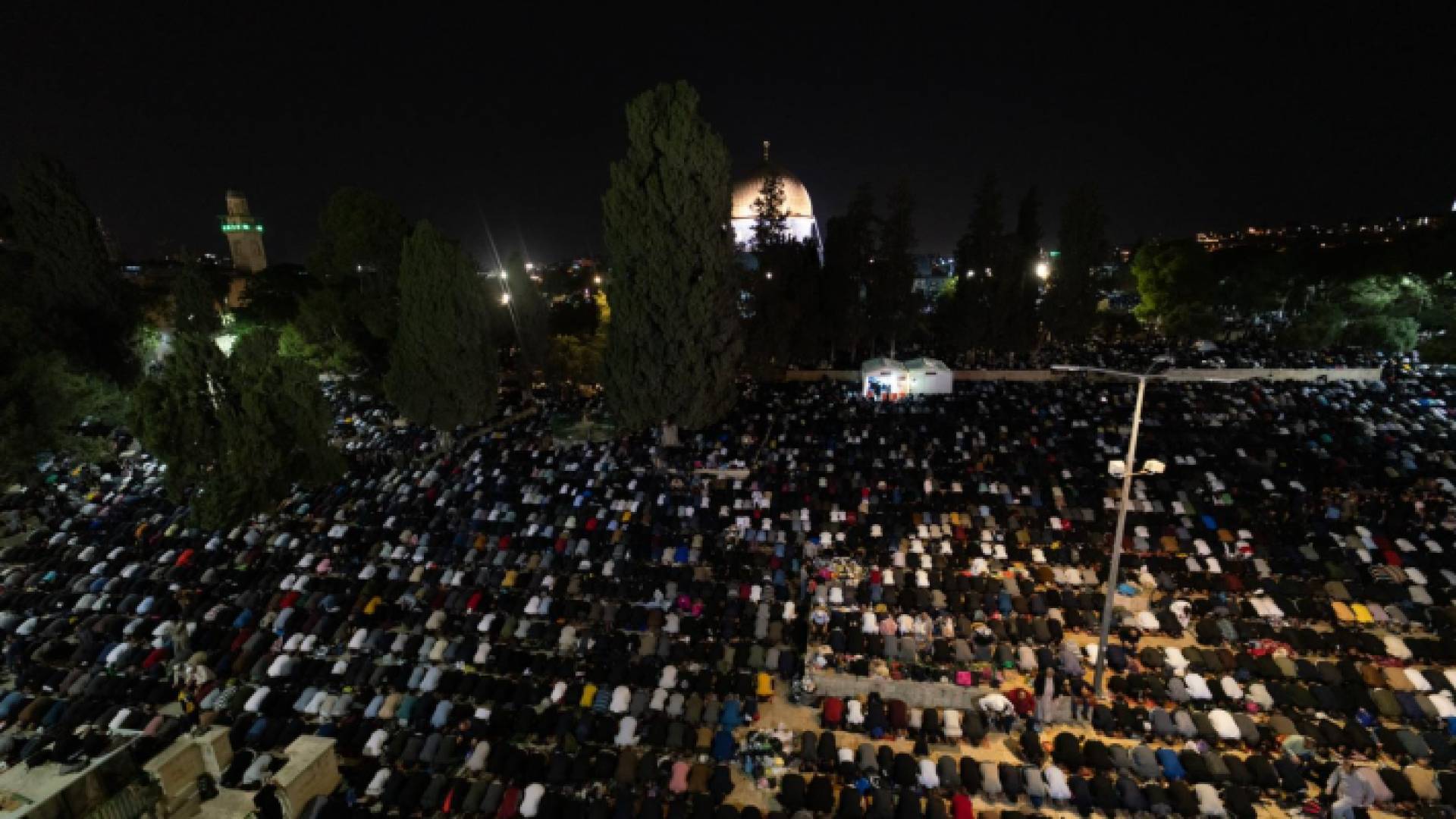 ربع مليون مصلٍ يحيون ليلة القدر في الأقصى