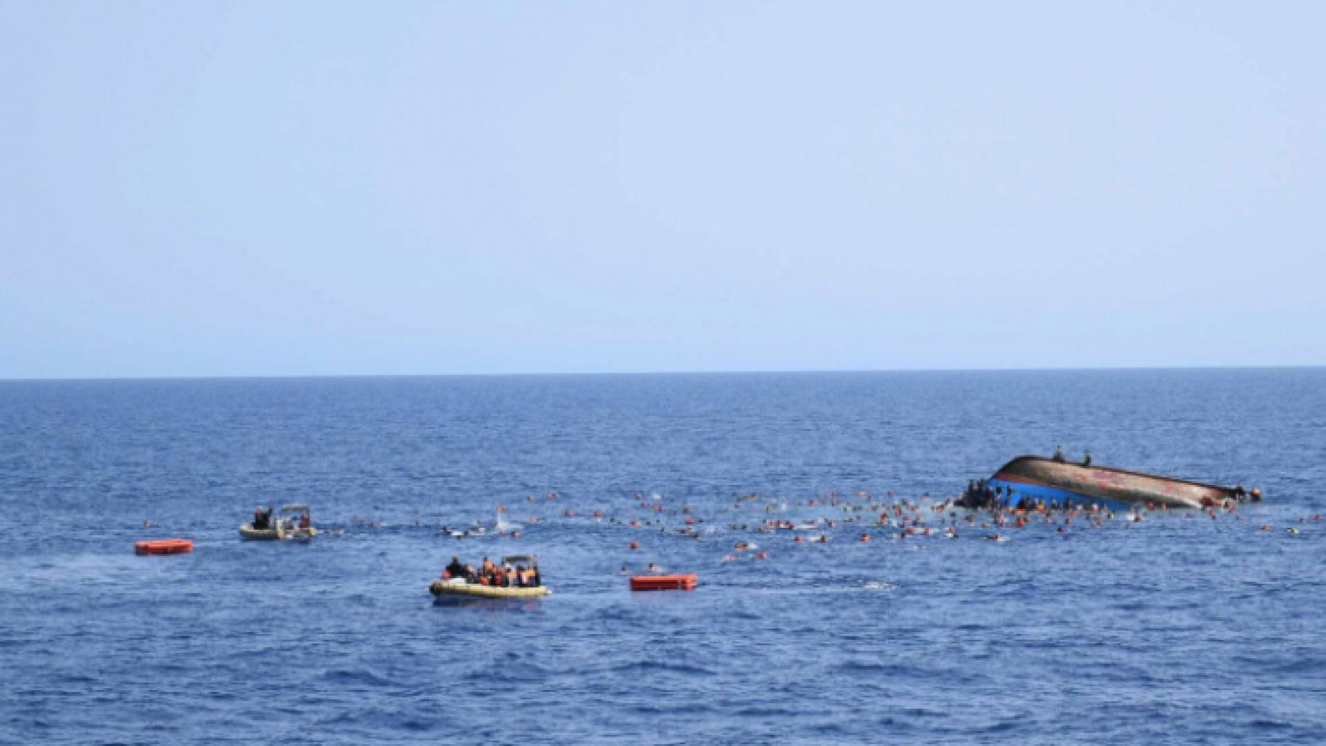 غرق مركب - ارشيفية