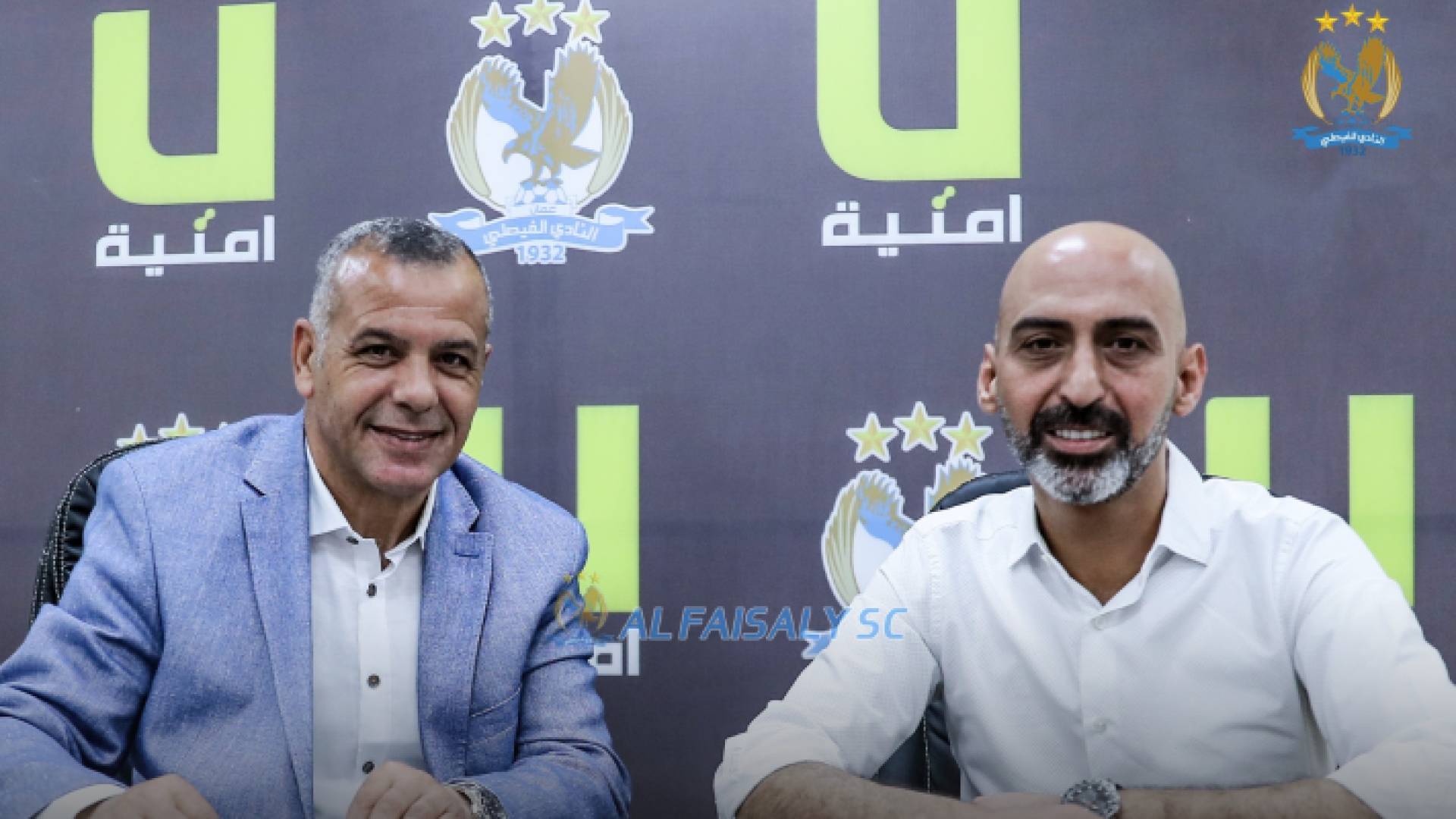 في أثناء توقيع عقد جمال أبو عابد