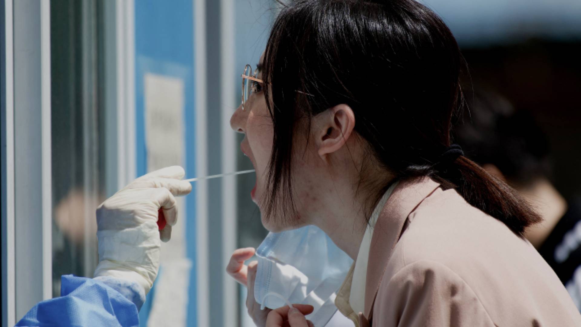 إجراء فحص "بي سي آر" لإحدى السيدات في الصين